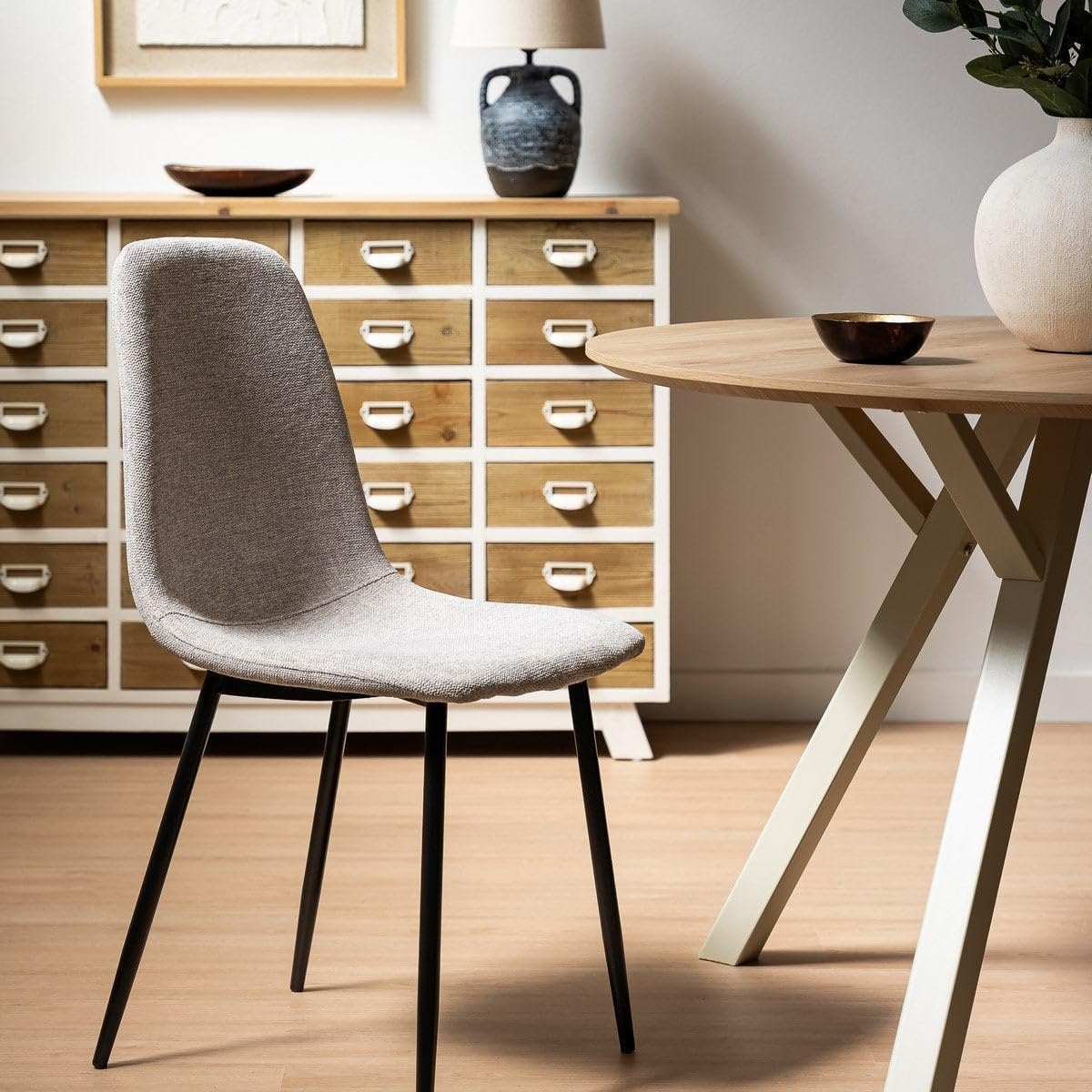 4 sillas de comedor Lina gris tapizadas en lino con patas metálicas negras | Sillas ligeras de diseño ergonómico y elegante para comedor, cocina u hostelería. Asiento acolchado y cómodo fácil de lavar.