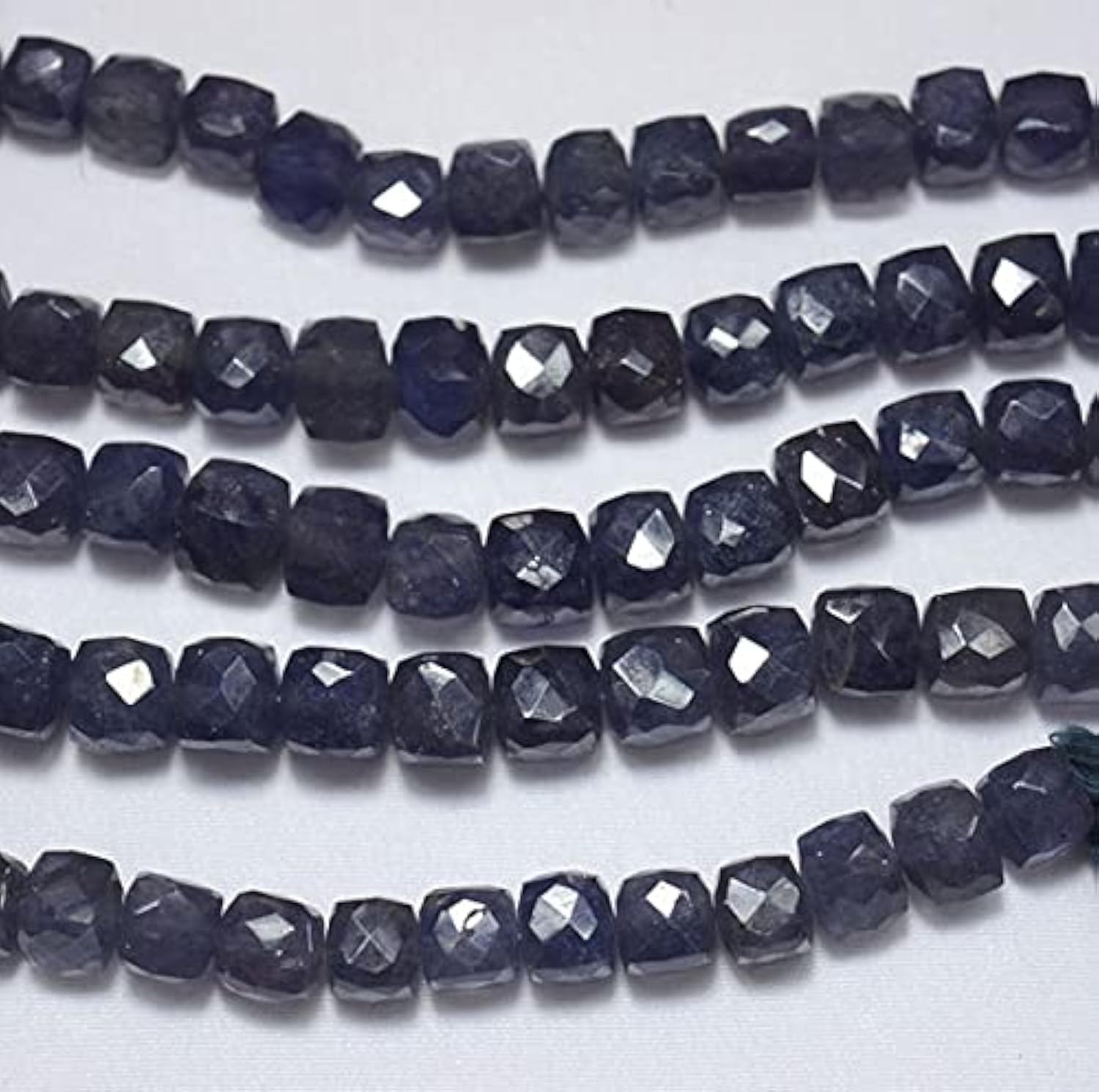 Iolite briolette facettée cube 7.5mm pour création de bijoux perles cordon 11cm