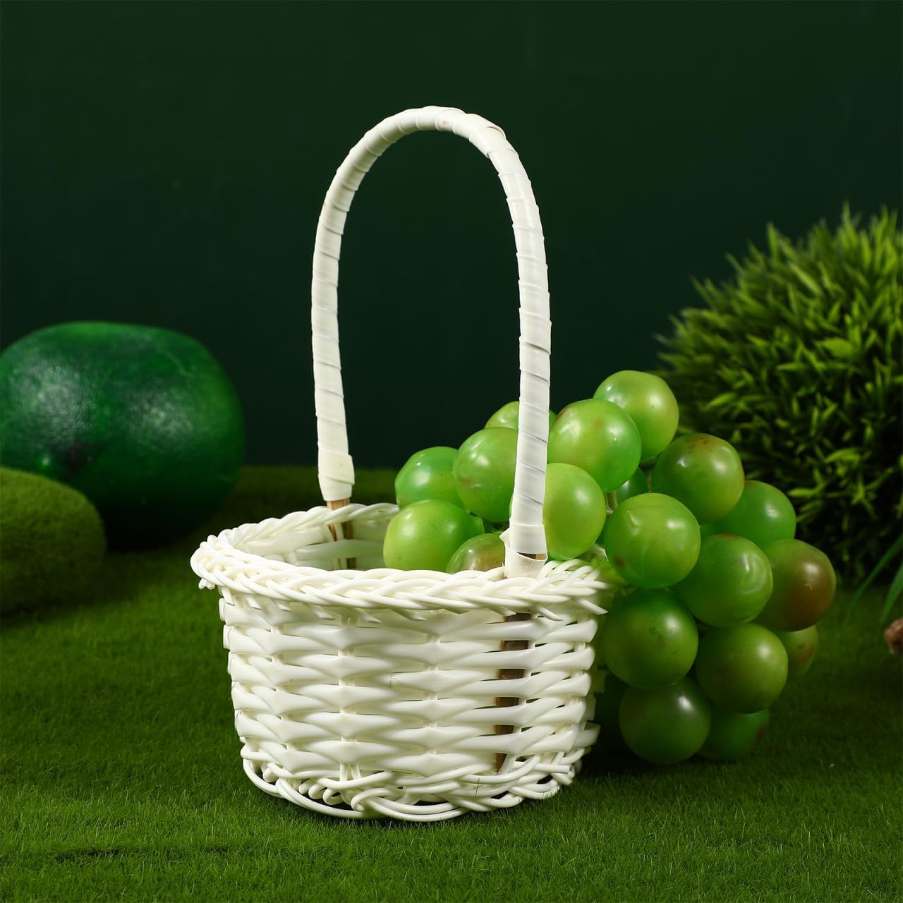 Cabilock 10 Pcs Cute Wicker Picnic Basket for Kids, Willow Flower Girl Basket With Handles, Oval Shape Wicker Storage for Weddings Garden and Home Decor, Inner Diameter: 9Cm * 6Cm, Depth: 6Cm