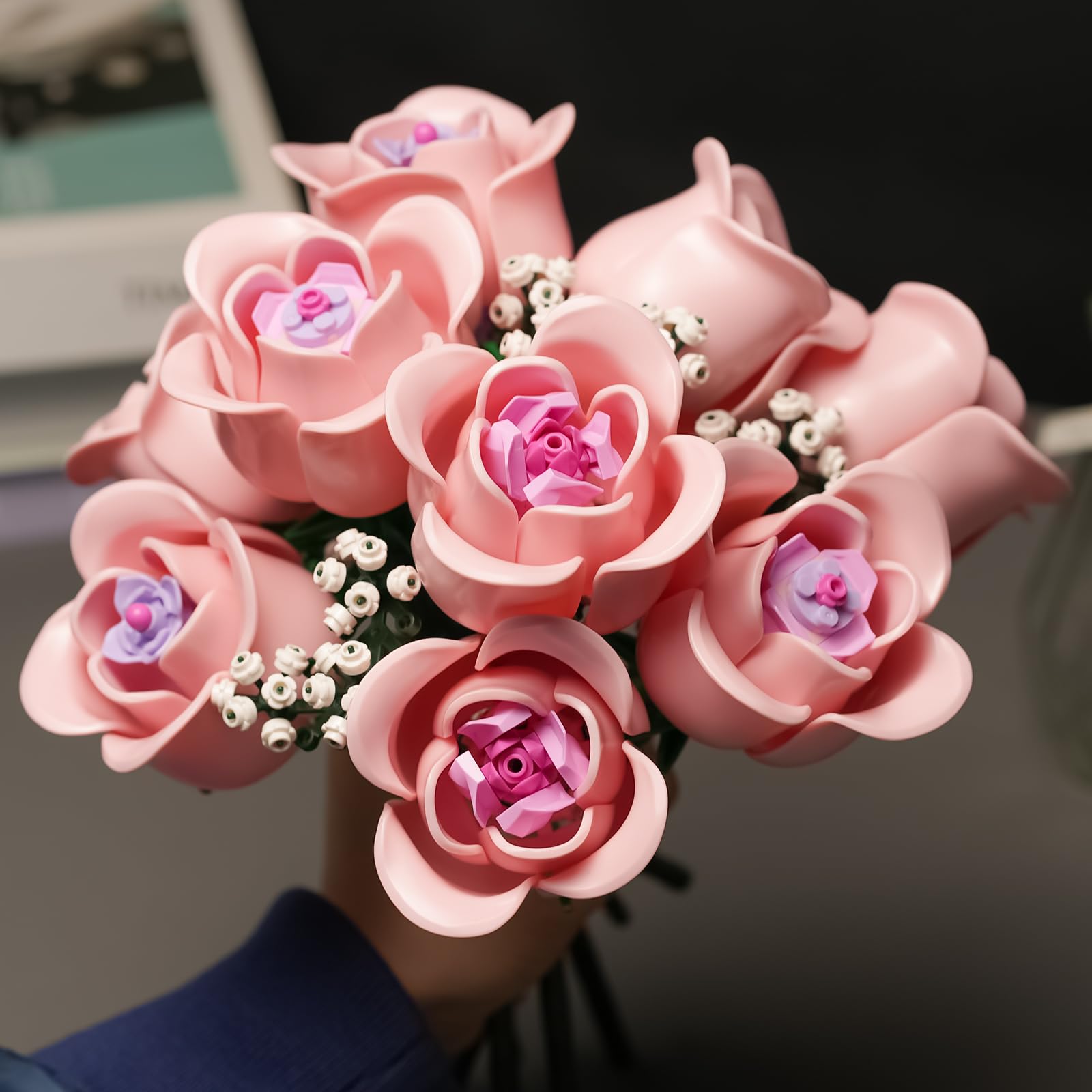 Rosa Rosen Blumenstrauß Klemmbausteine mit Schleierkraut, Künstliche Blumen Botanische Kollektion, Geschenk für Frauen zum Muttertag, Ästhetische Raumdeko