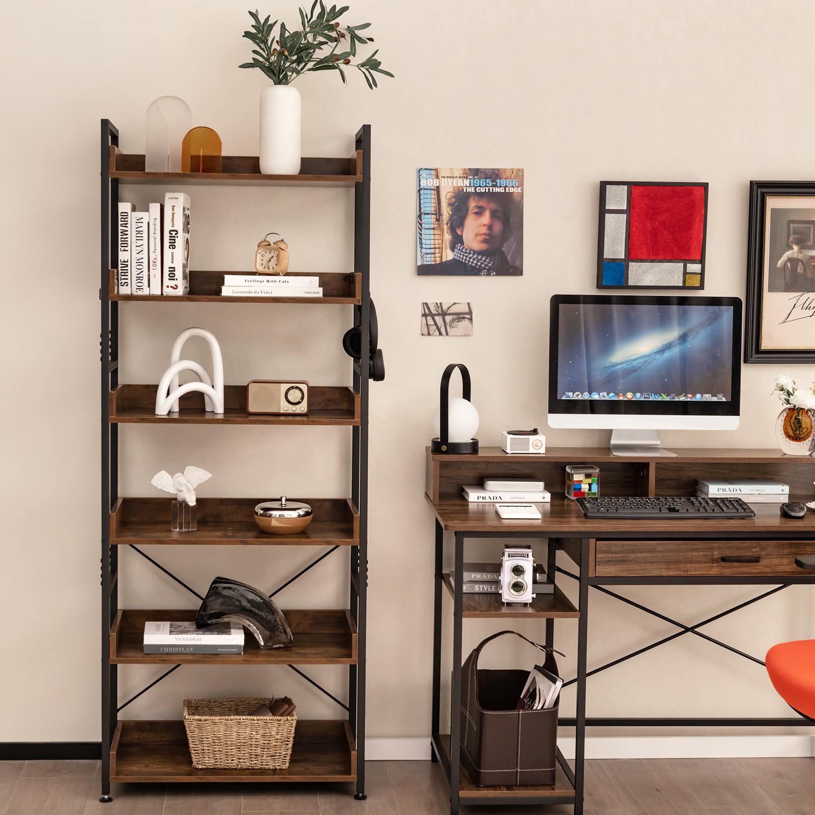 HOMASIS Scaffale Legno a 6 Livelli con 4 Ganci, Libreria da Parete Regolabile in Altezza in Legno, Scaffalatura Industriale con Schienale da Soggiorno, Cucina, Portata 120 kg, Marrone