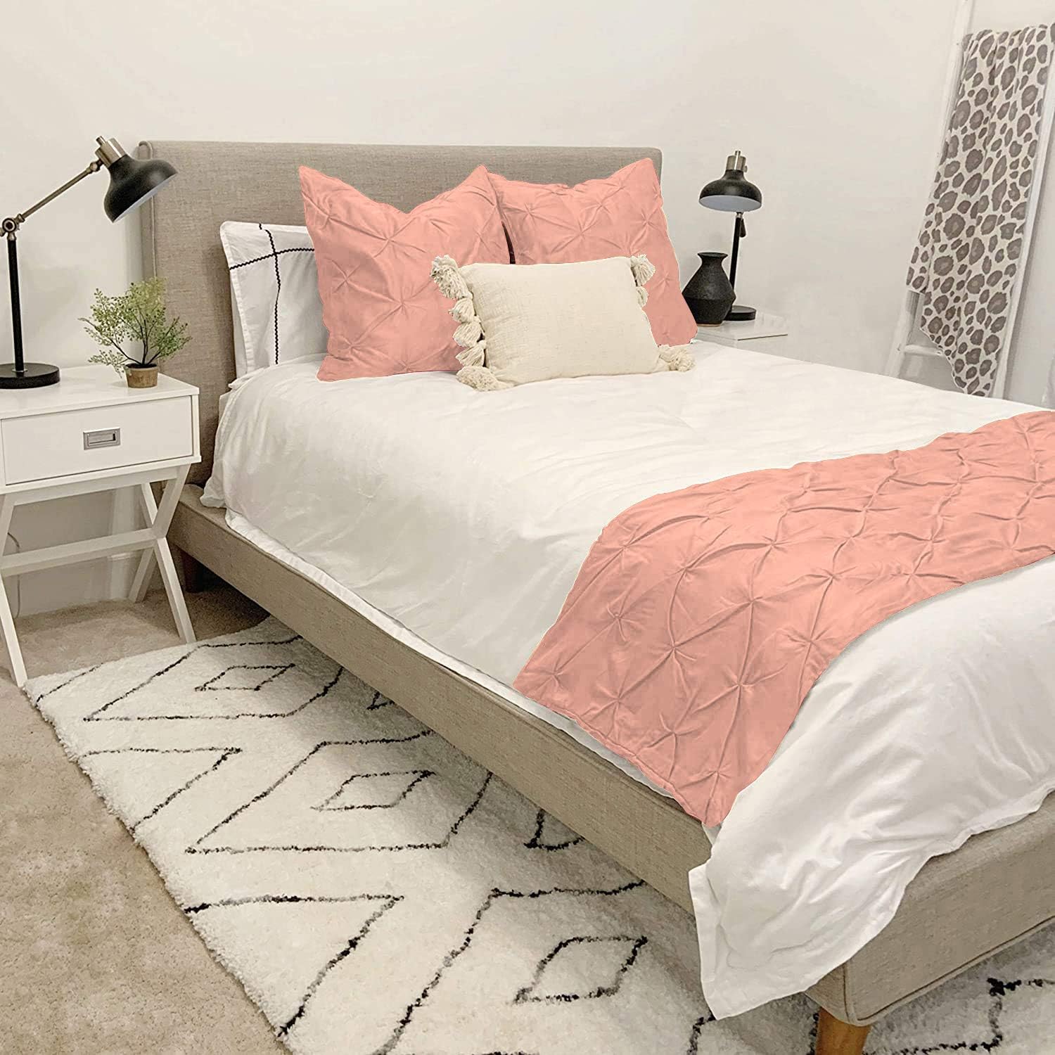 800 Thread Count Pinch Pleated Bed Runner 1 Pieces Solid 100% Egyptian Cotton Soft Fade-Resistant Easy Care Decorative Bed Scarf