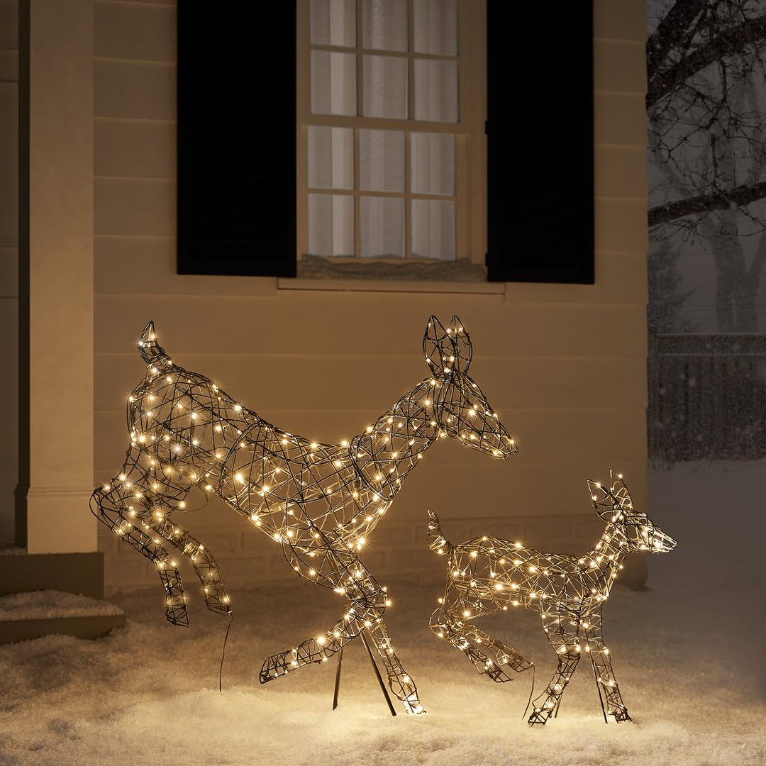 Lights4fun 2er-Deko-Set Harlow Springende LED-Rentiere | Hirschkuh & Rehkitz | Solarbetrieben | Fernbedienung & Timer | Weihnachtsbeleuchtung Rattan Außen Weihnachtsfigur | 102 cm & 60 cm