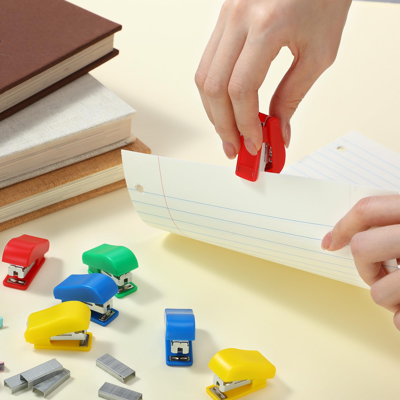 Fainne Mini-Heftgerät mit Heftklammern, tragbar, mehrfarbig, kleines Heftgerät, handgehaltenes Schreibtischhefter, niedliches Bürobedarf-Set für Büro, Uni, 4 Farben (klassische Farbe, 60 Stück)