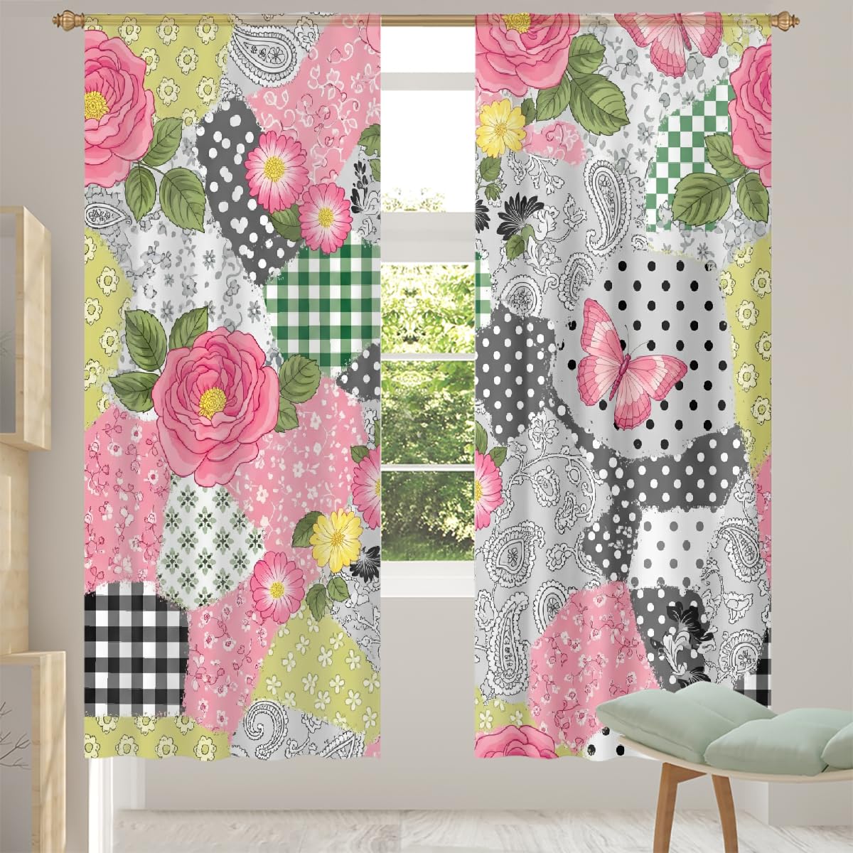 Rideaux transparents au motif floral pour créer une ambiance lumineuse et cocooning de chambre