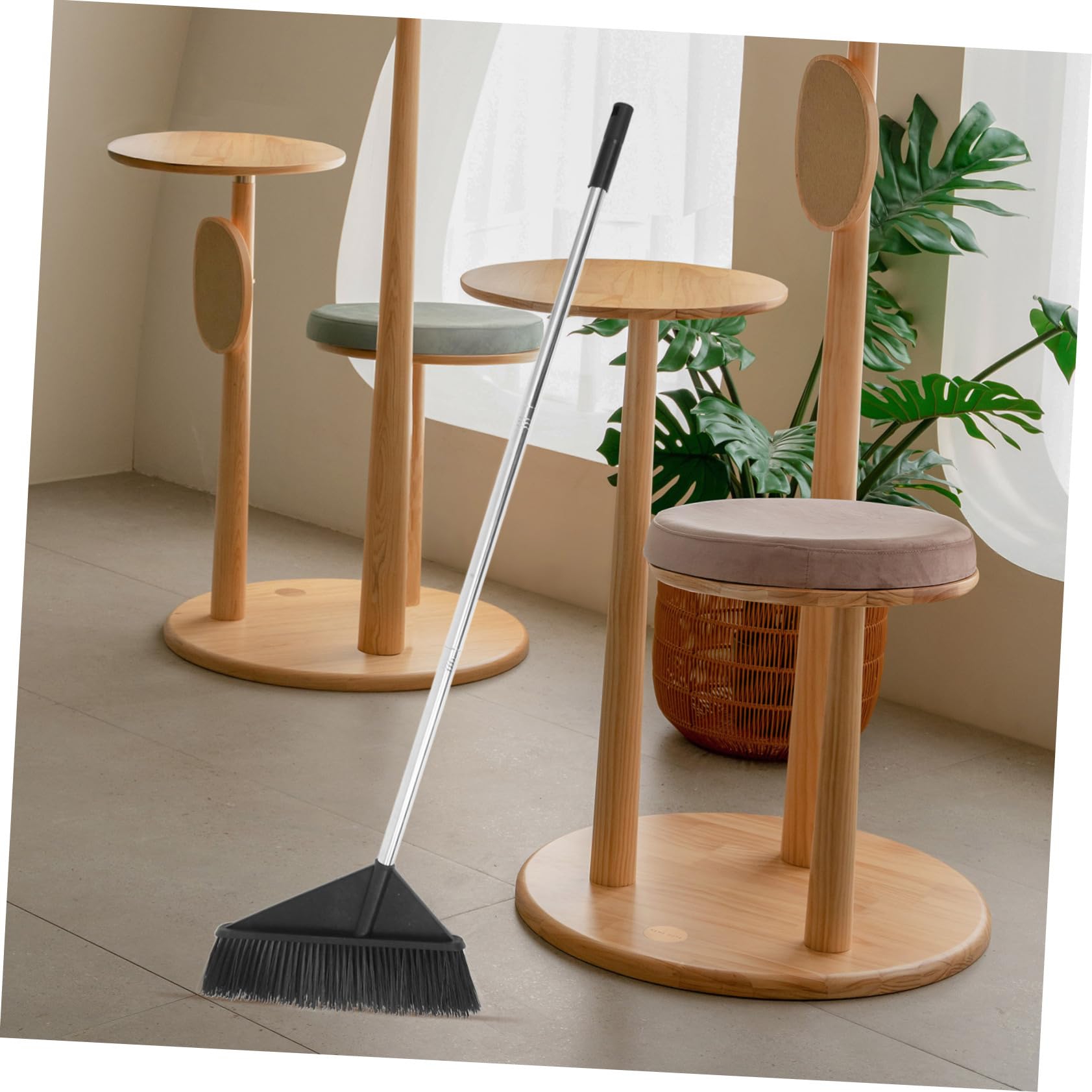 Besen mit Steifen Borsten Großer Kehrbesen mit Langem Stiel aus Robustem Material für Garten Terrasse Hof und Bodenreinigung Innen und Außen Schwarz