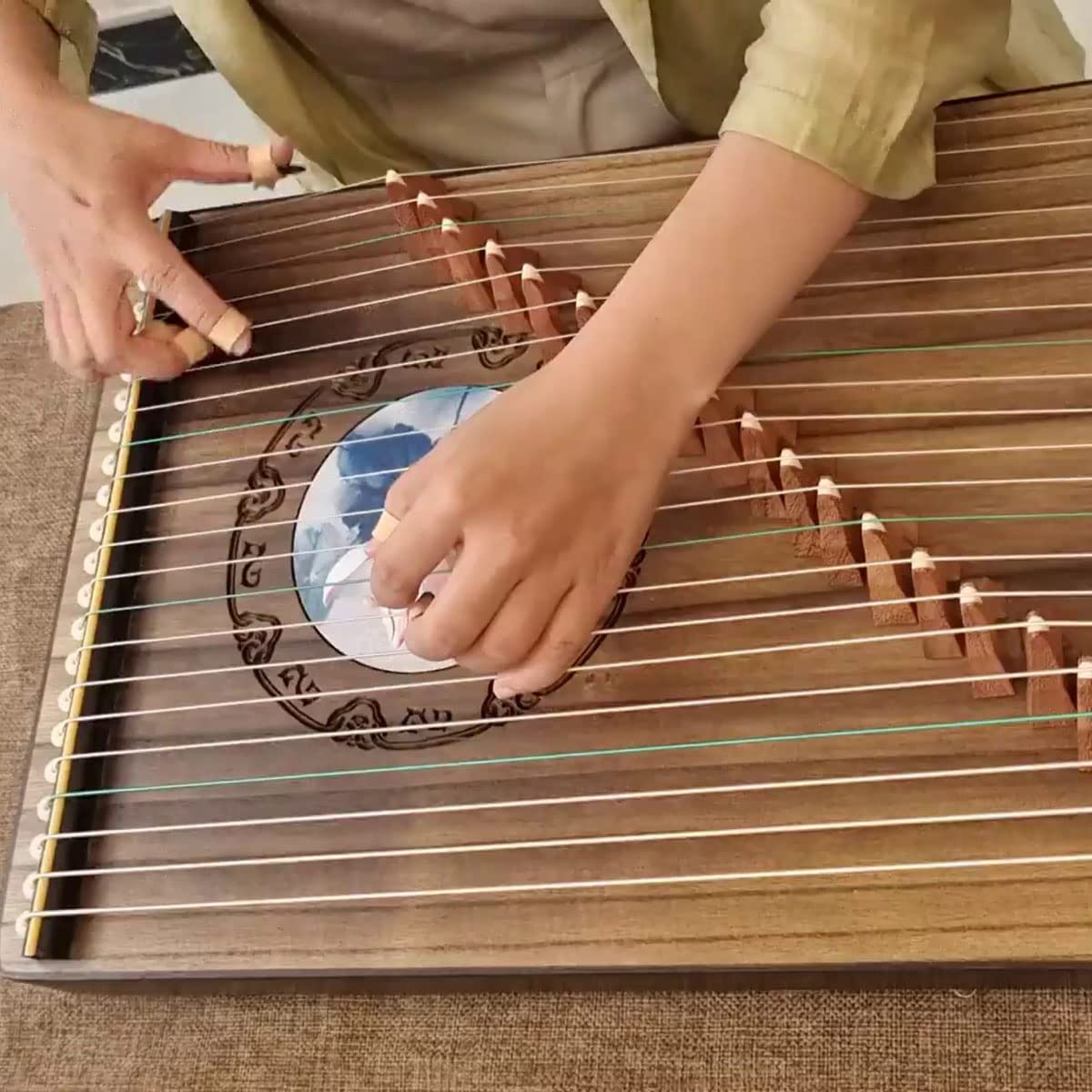 BASICM 21 Saiten Tragbarer Mini Gu Zheng, Guzheng Fingertrainer Mit Zubehör Und Griff, Geeignet Für Anfänger, Kinder, Erwachsene(Color:Und)
