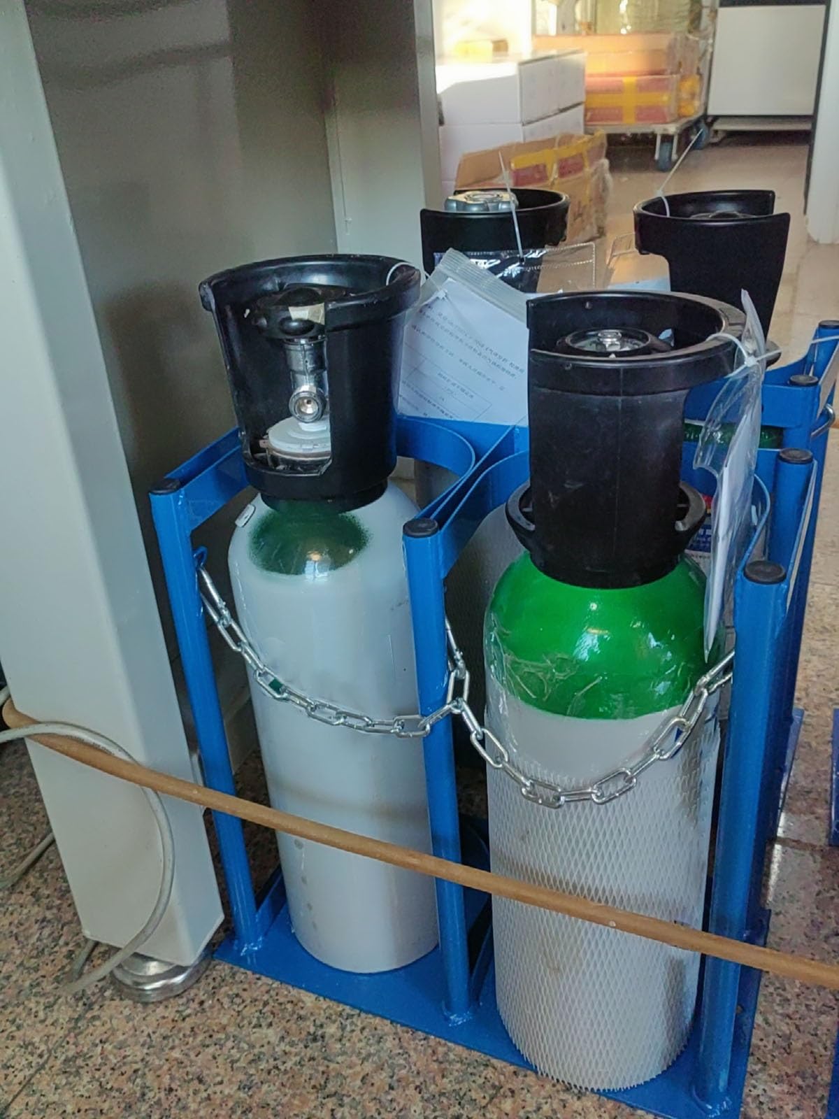 Uchwyt cylindra ze stalową podstawą, pionowy stojak do przechowywania zbiorników azotu, CO2 i O2, stały wspornik tlenowy, wolnostojący 65 x 22 x 60 cm