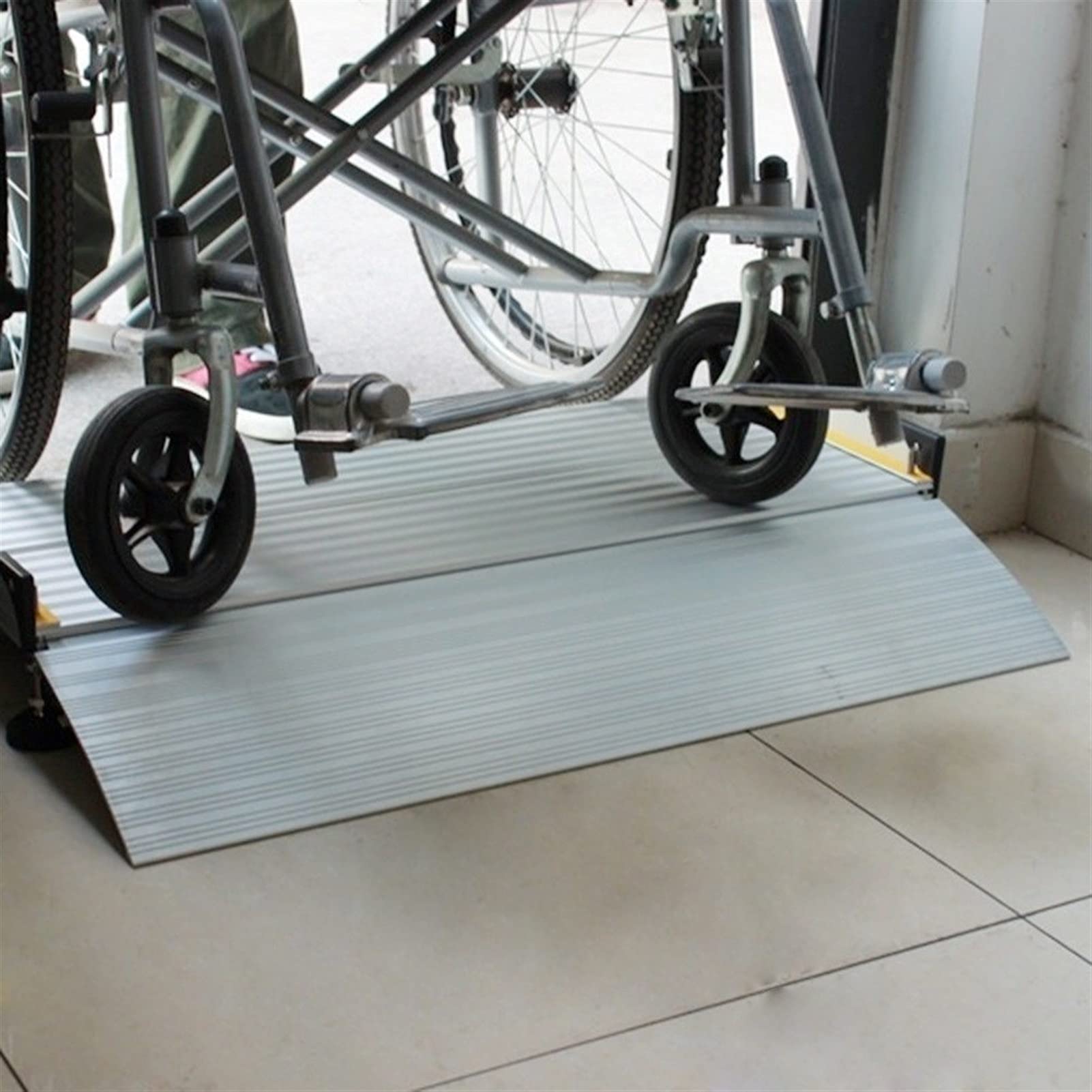 Rampa progowa, Aluminiowa rampa dla wózków inwalidzkich, Antypoślizgowa rampa progowa mostu z regulowaną stopą podporową, Mobilna rampa do schodów wejściowych, Przenośne，102x74cmx1