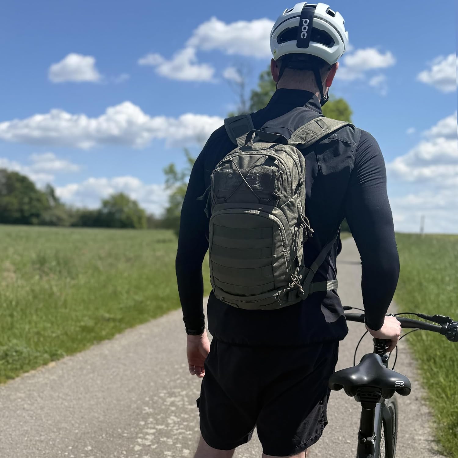 Mardingtop Sac à dos de vélo de 15 l pour homme et femme - Panneau arrière en maille respirante avec système MOLLE pratique et support de casque pour les randonnées à vélo, la randonnée, la course à