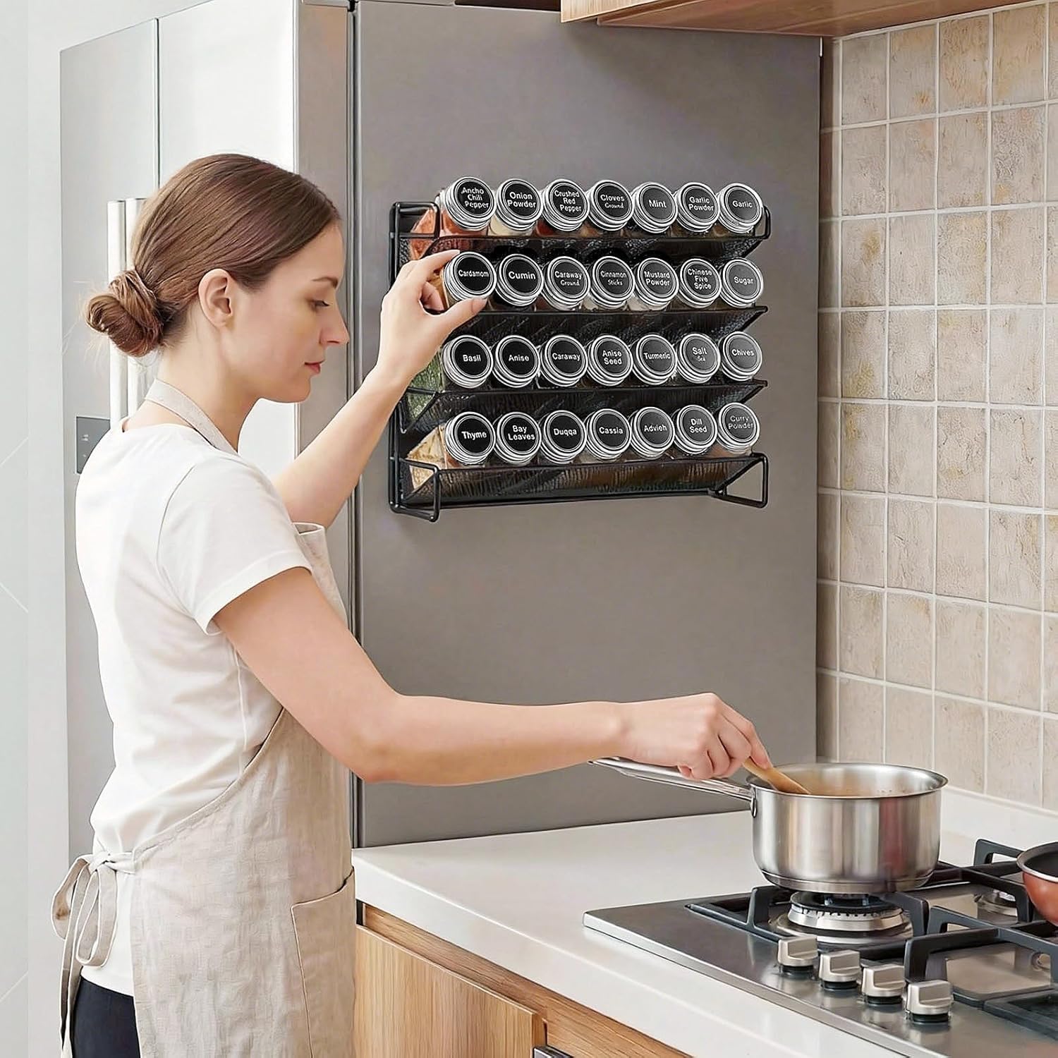 Lot de 4 étagères à épices à 4 étages avec 28 pots à épices et 180 étiquettes, support à épices, à poser et à monter au mur, pour cuisine, armoire et plan de travail