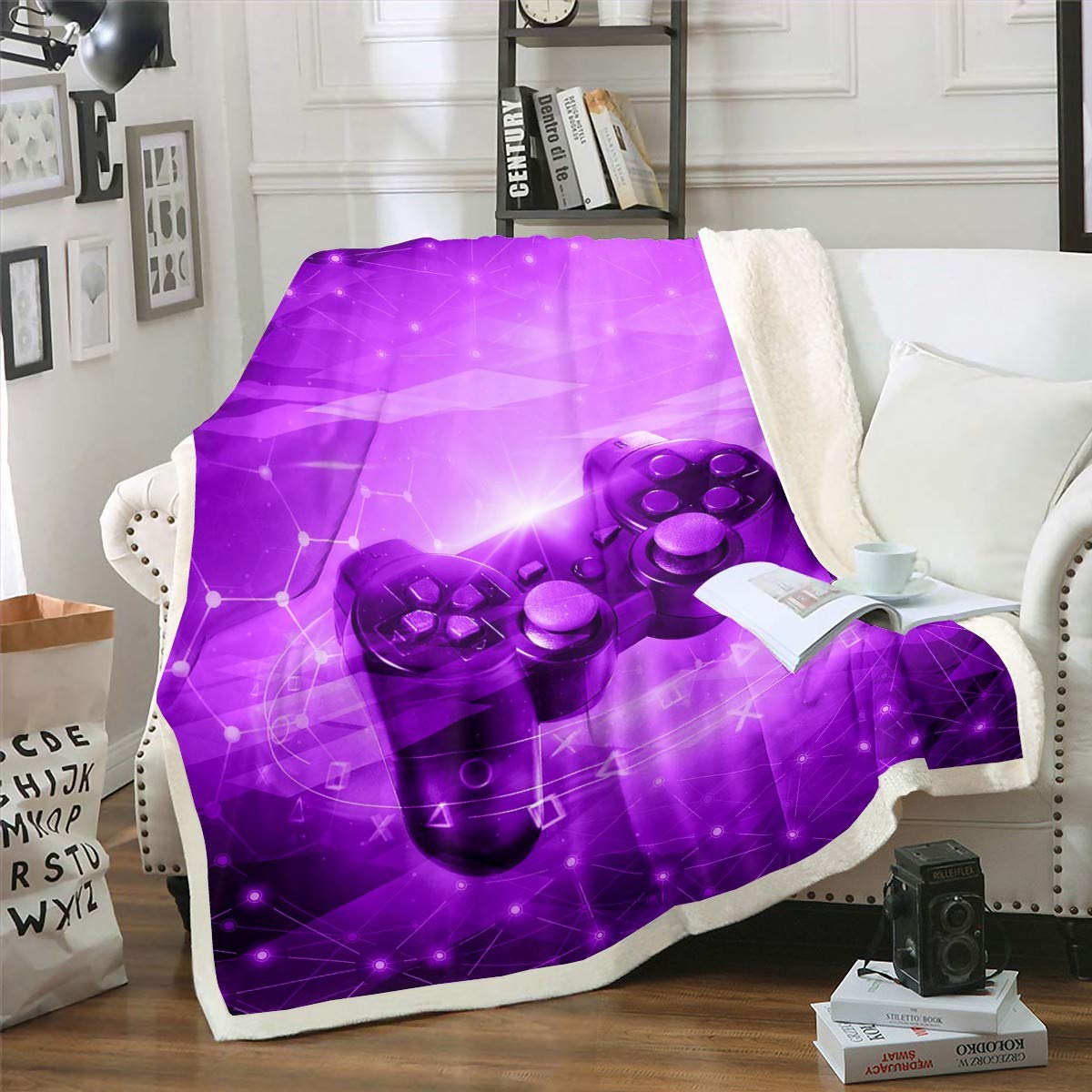 Couverture pour console de jeu violette en polaire contre le froid sur le canapé