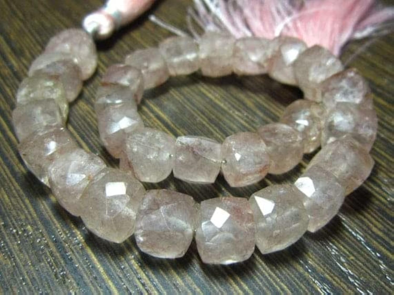 Quartz fraise africain cubes facettés contre les bijoux ternes avec des pierres éclatantes