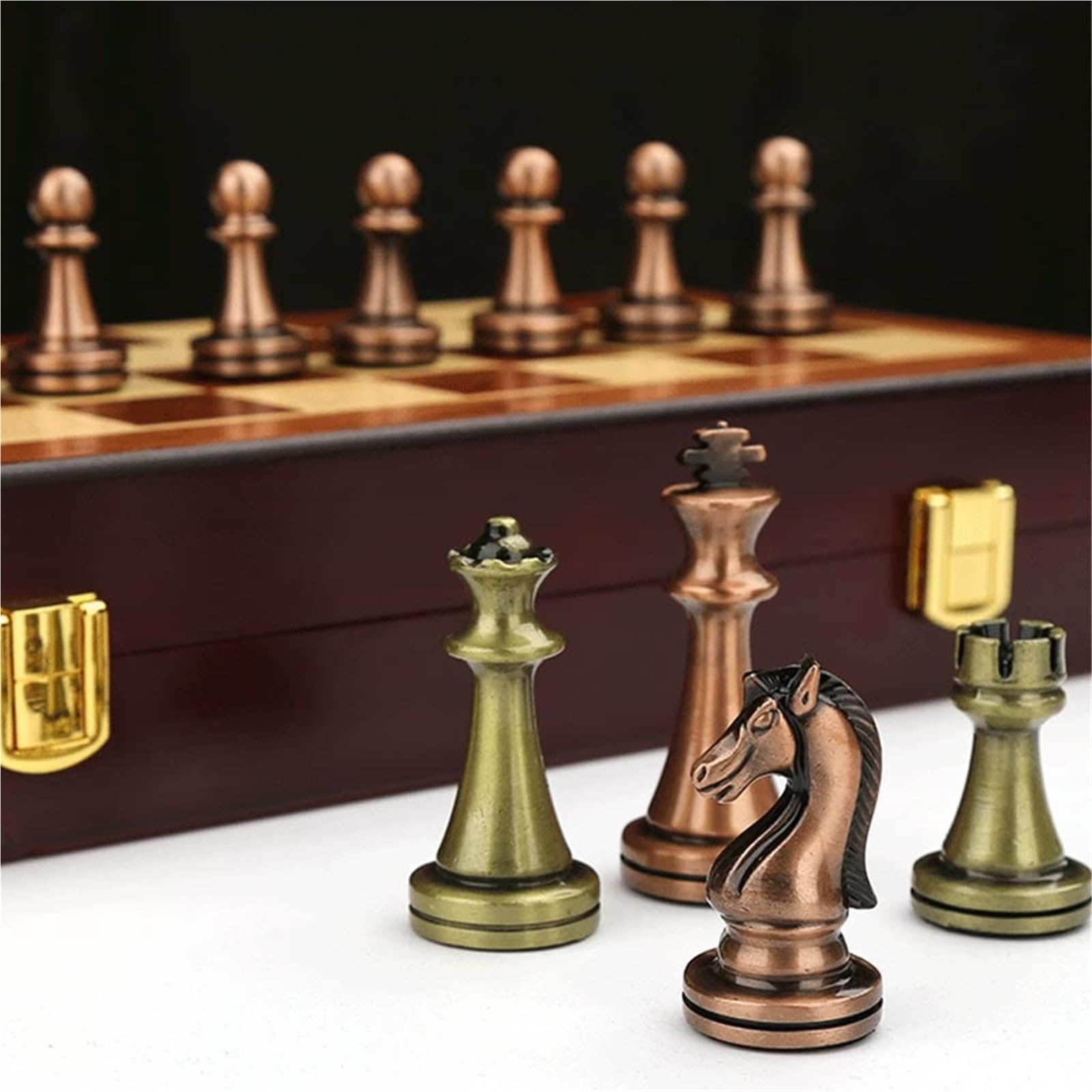 Set di scacchi retrò in metallo con scacchiera pieghevole in legno e pezzi standard classici fatti a mano for bambini e adulti scacchiera portatile