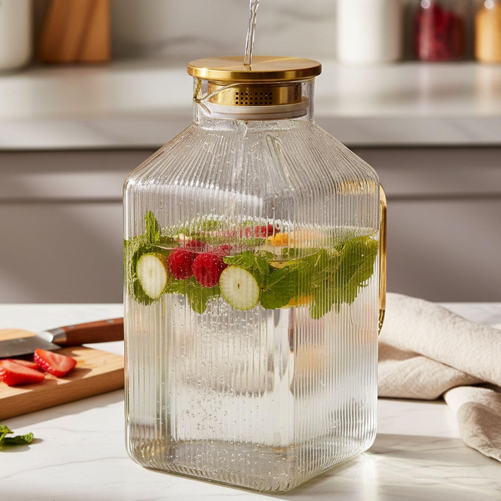 Glaskaraffe mit Wasserspender für Kalte Getränke, Stabiler Griff, Edelstahldeckel, Großes Fassungsvermögen, Geeignet für Den Kühlschrank, Goldgriff