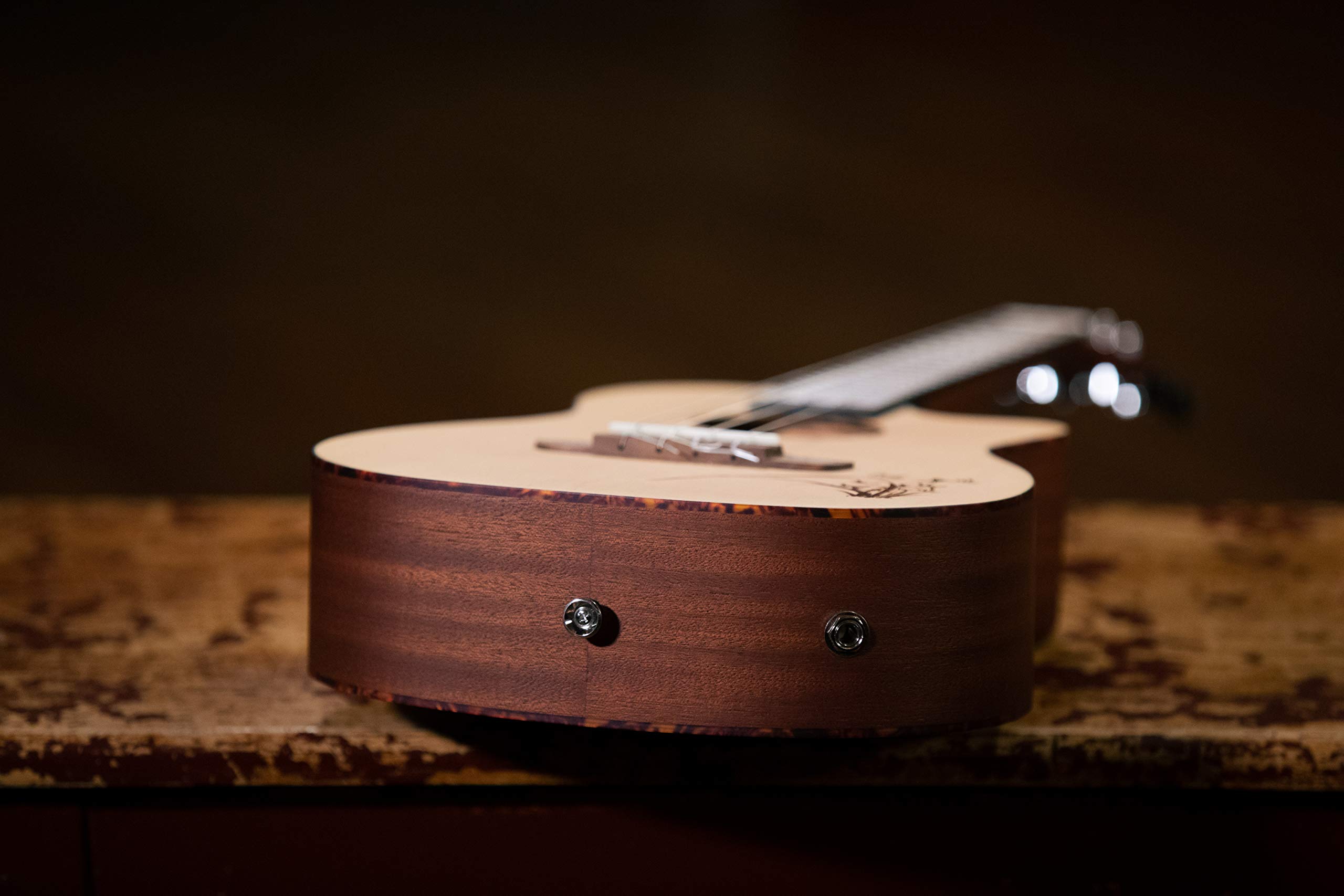 Ortega Guitars Bariton Ukulele Elektro-Akustisch – Bonfire Series – mit Cutaway – Fichte, Sapele, Natur (RU5CE-BA)