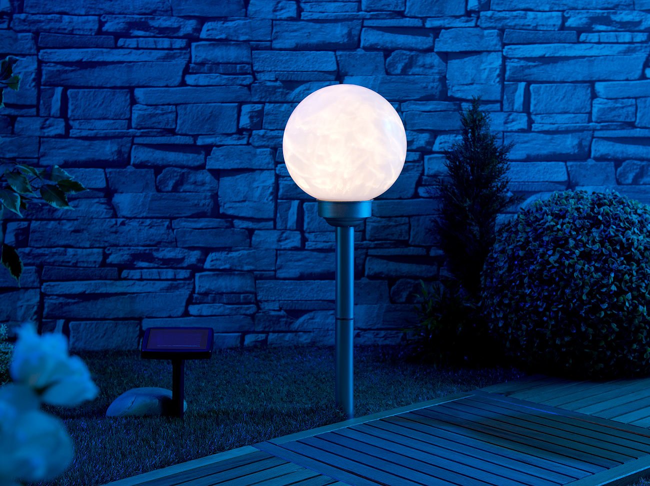 Lunartec Solarkugelleuchte: 4er-Set Solar-LED-Leuchtkugeln, rotierender Effekt, Erdspieß, Ø 20 cm (Solar-Kugellampe, LED-Kugeln)