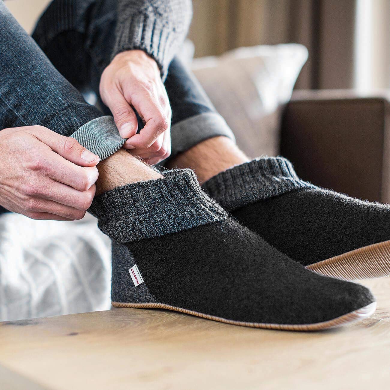 Giesswein Hüttenschuh Wildpoldsried | Warme Filz-Pantoffeln mit rutschfester Gummisohle fuer Damen & Herren - hohe Huettenschuhe fuer Zuhause