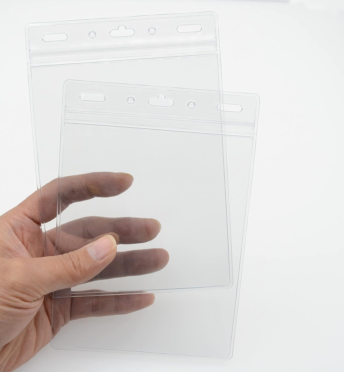 ビニールIDバッジホルダー 50個パック (4x6インチのインサートにフィット) 防水 クリアプラスチック プレミアム品質 高耐久