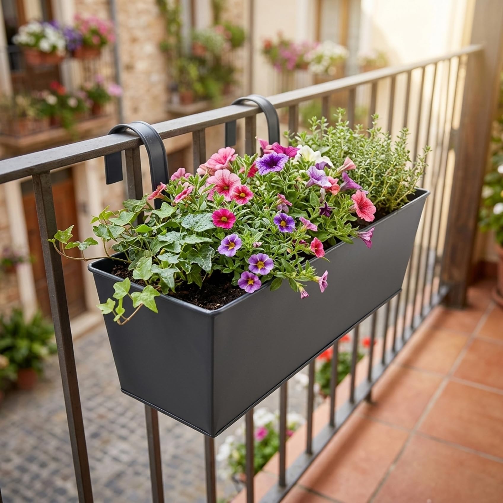 Macetero con barandilla, Paquete de 3 maceteros Colgantes de Metal para barandilla de Cubierta con Orificios de Drenaje y Ganchos Dobles, jardineras de balcón al Aire Libre para barandillas