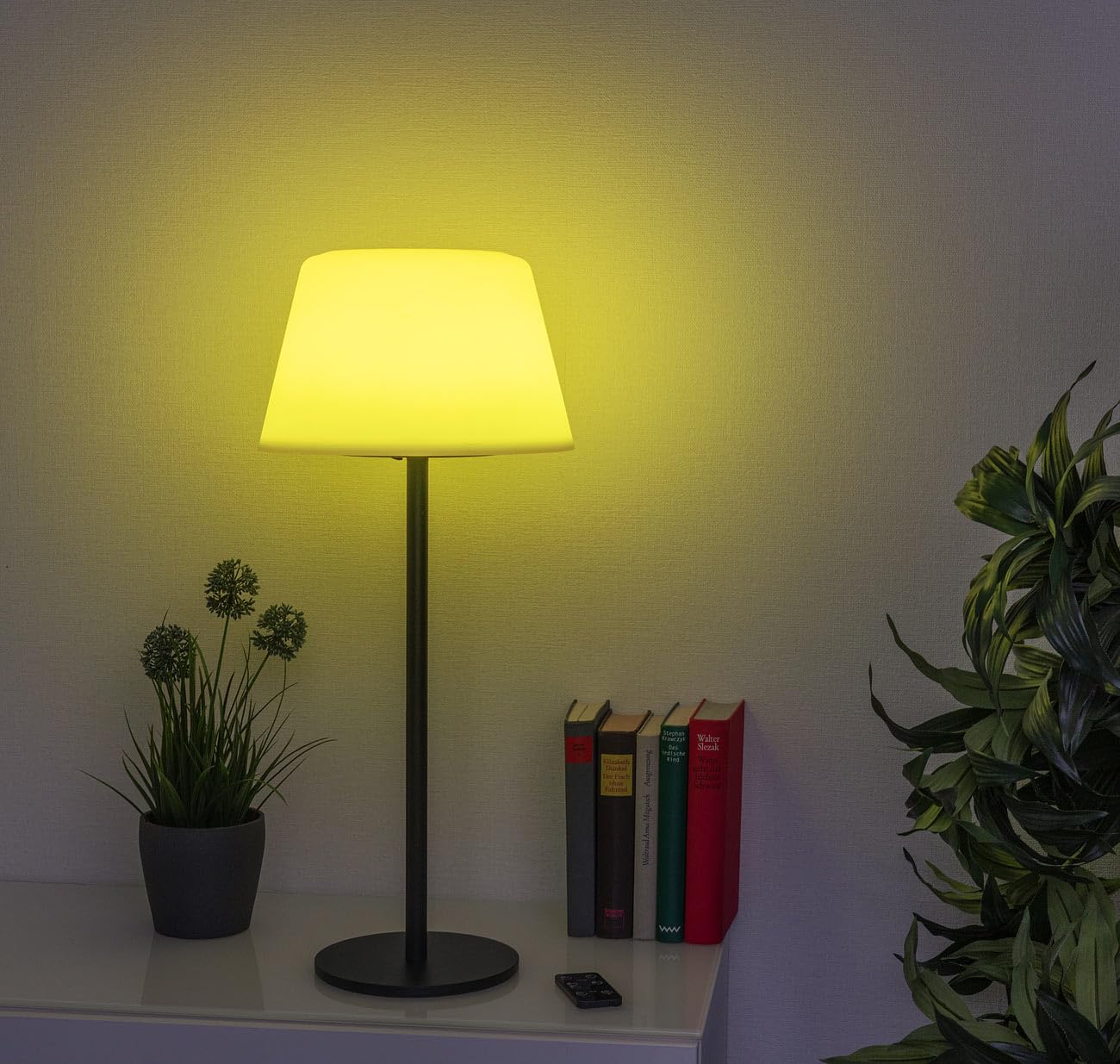 Lunartec LED Stehlampe: 2er-Set Solar-LED-Tisch- & Stehleuchte, Fernbedienung, CCT, 400 lm (Akku Stehlampen, Akku Wohnzimmerleuchte, Farbe)