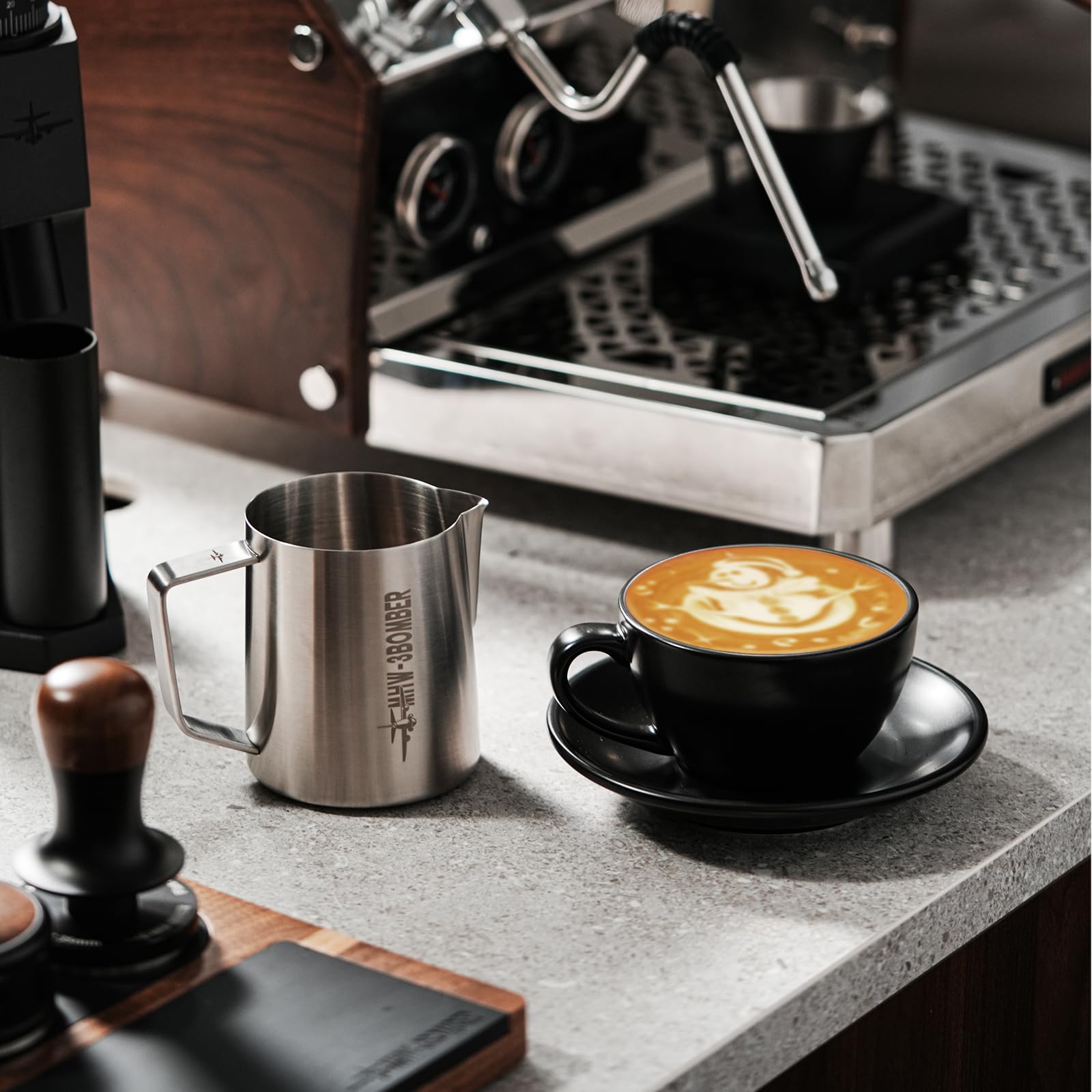 MHW-3BOMBER – Brocca Per Latte In Acciaio Inox 500 Ml – Design A Bocca Di Coccodrillo – Rossa, Per Cappuccino E Latte Art - 3