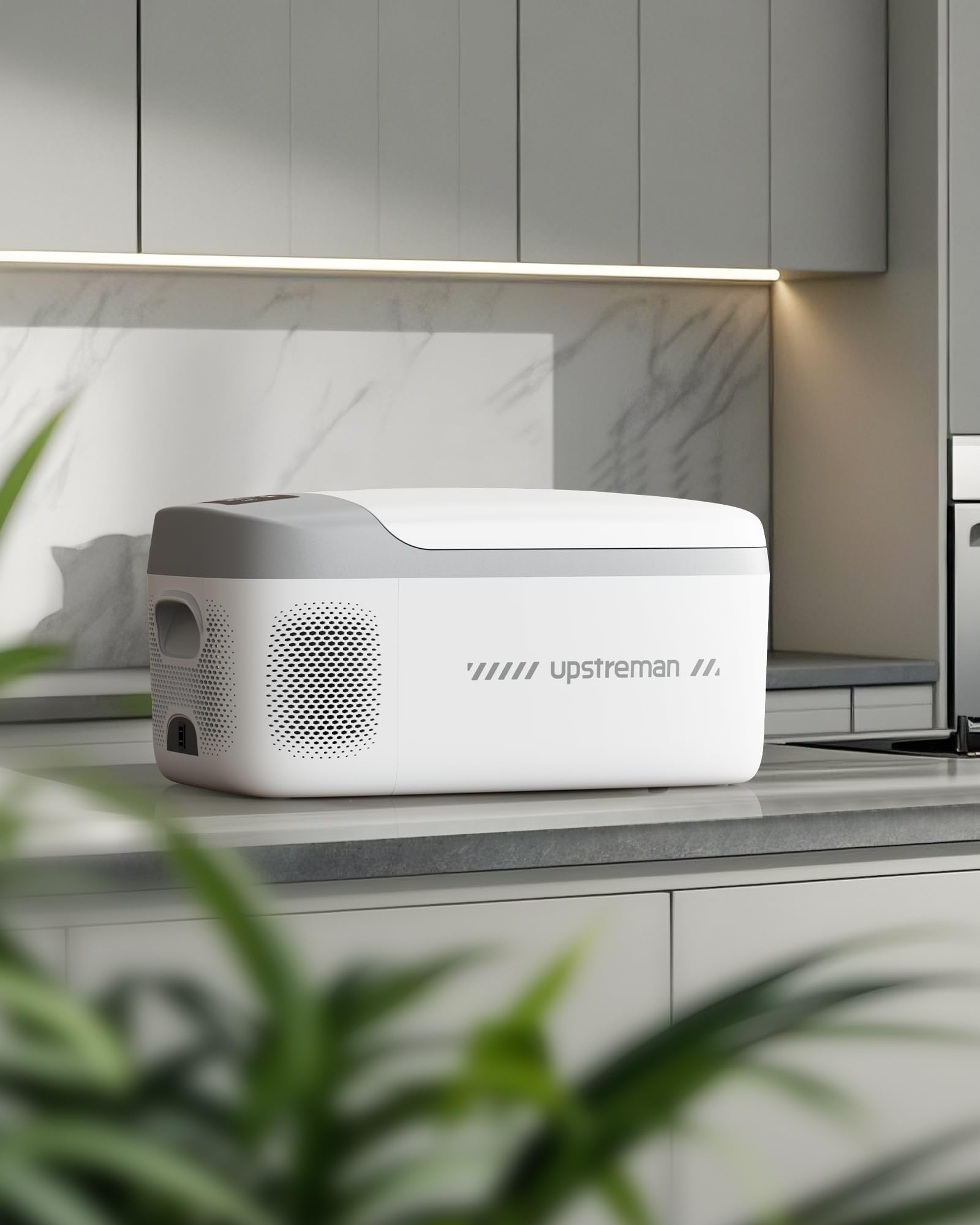 Upstreman Kompakte 15L Elektrische Kühlbox mit Kühl- & Gefrierfunktion - Leistungsstarker Kompressor, inkl. 12V/230V Adaptern für Auto & Zuhause，Weiß-AR18