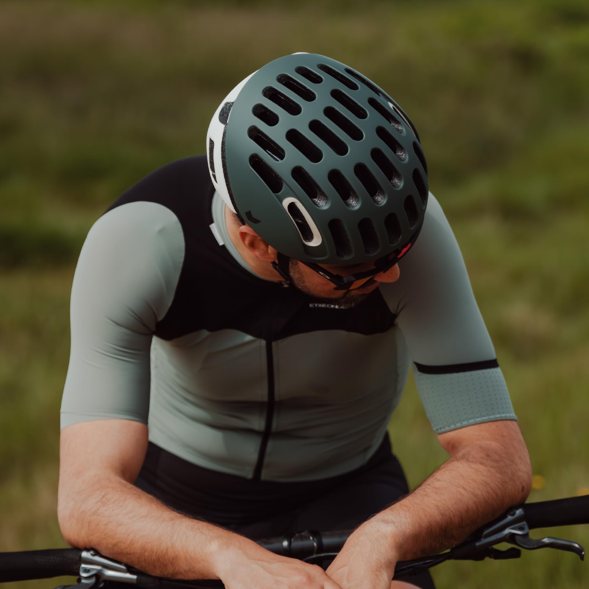 CATLIKE Whisper II Casco de Ciclismo Unisex para Adulto – Carretera, MTB y Gravel con 29 Ventilaciones, Diseño Ligero, Sistema de Ajuste VPS y Protección de Seguridad MIPS