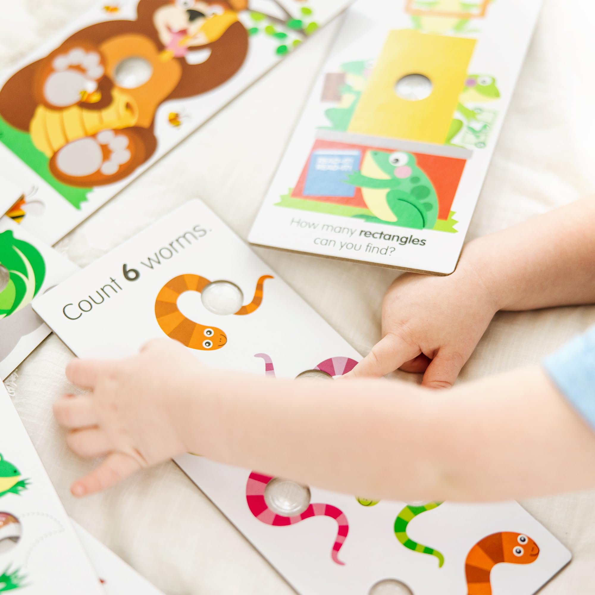 Melissa & Doug Poke-a-Dot! Tarjetas de aprendizaje gigantes, números, formas y colores, 13 tarjetas interactivas de doble cara, actividades educativas para niños pequeños y preescolares, a partir de 1