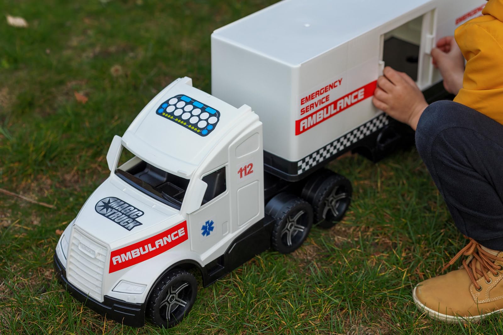 Wader 36211 - Magic Truck Ambulanza, Veicolo di Emergenza con Porta Laterale, Dimensioni Circa 79 cm, per Bambini dai 3 Anni in su, Adatto Come Regalo per Il Gioco Creativo