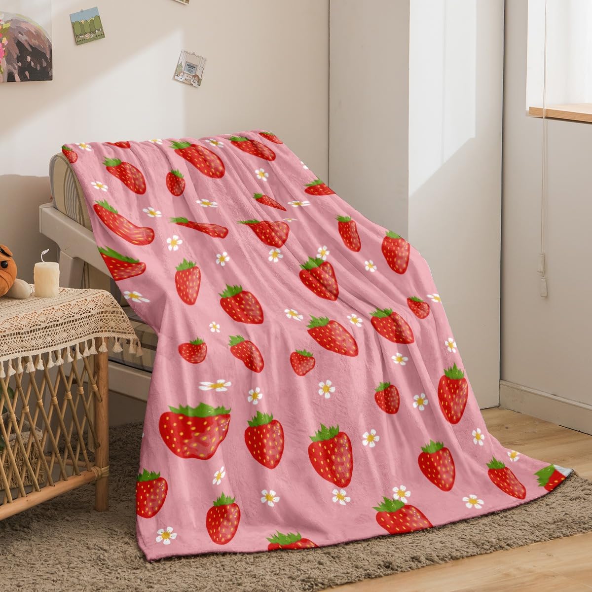 Amazon｜ピンクのストロベリーブランケット、ソフトで軽量な