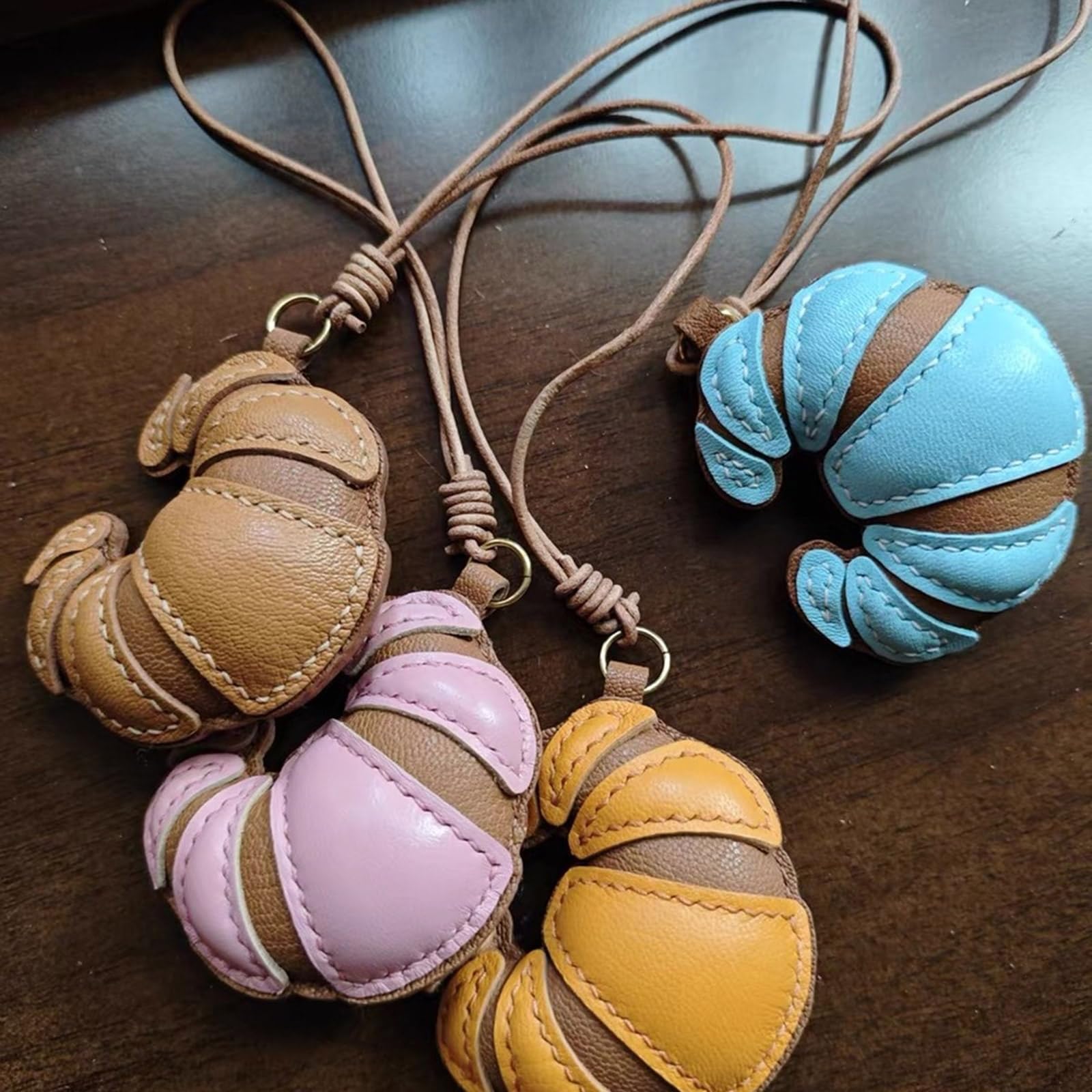 Elegante llavero de cuero con forma de cruasanes de moda para mujeres y niñas, decoración de bolsa para uso diario, elegante decoración de bolsa