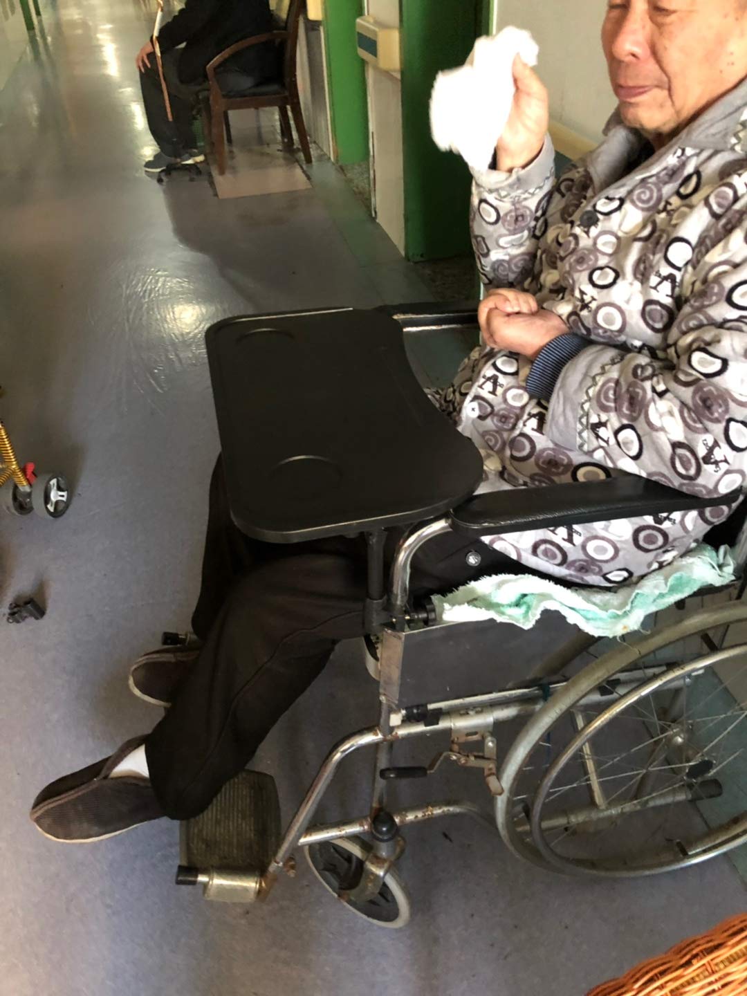 Tavolino Portatile per Sedia a rotelle con portabicchieri, Vassoio Universale Medico, per Mangiare, Leggere, Scrivere, Giocare al Computer o a Scacchi