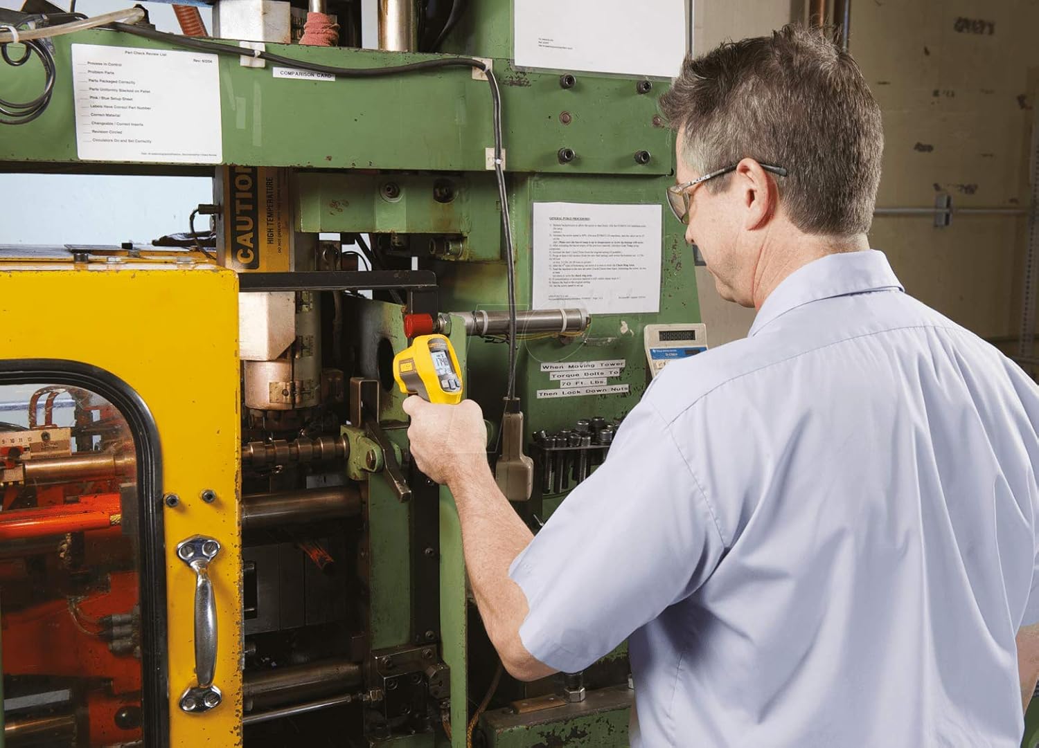 Fluke - 62 MAXCAL 62 MAX Infrared Thermometer, AA Battery, -20 to +932 Degree F Range with a NIST-Traceable Calibration Certificate with Data