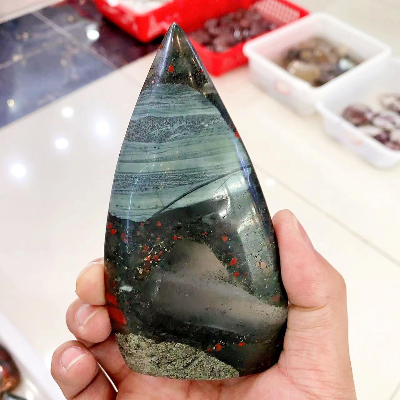 Natural Crystal Mineral Specimen Sailing Bloodstone Standing Stone Point for Home Decoration 1pc