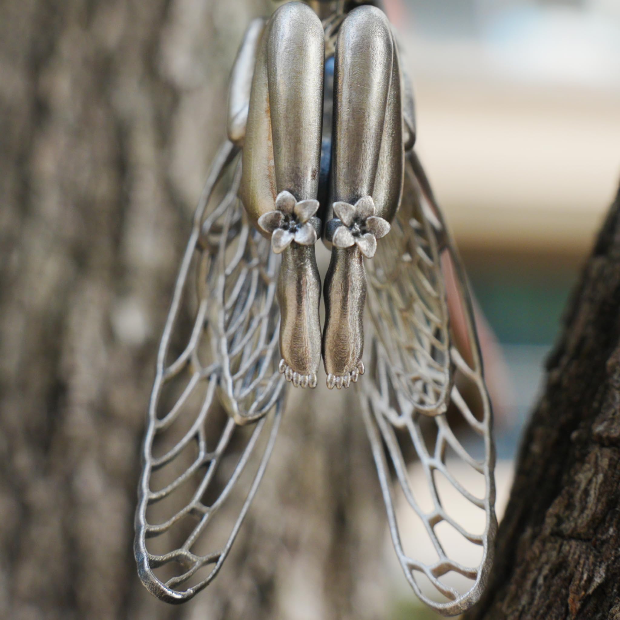 Generisch Handgefertigter Anhänger aus 925 Sterling Silber mit figurativ geschnitztem Bergkristall – Feenfigur mit Flügeln – Künstlerischer Talisman Schmuck für Damen und Herren