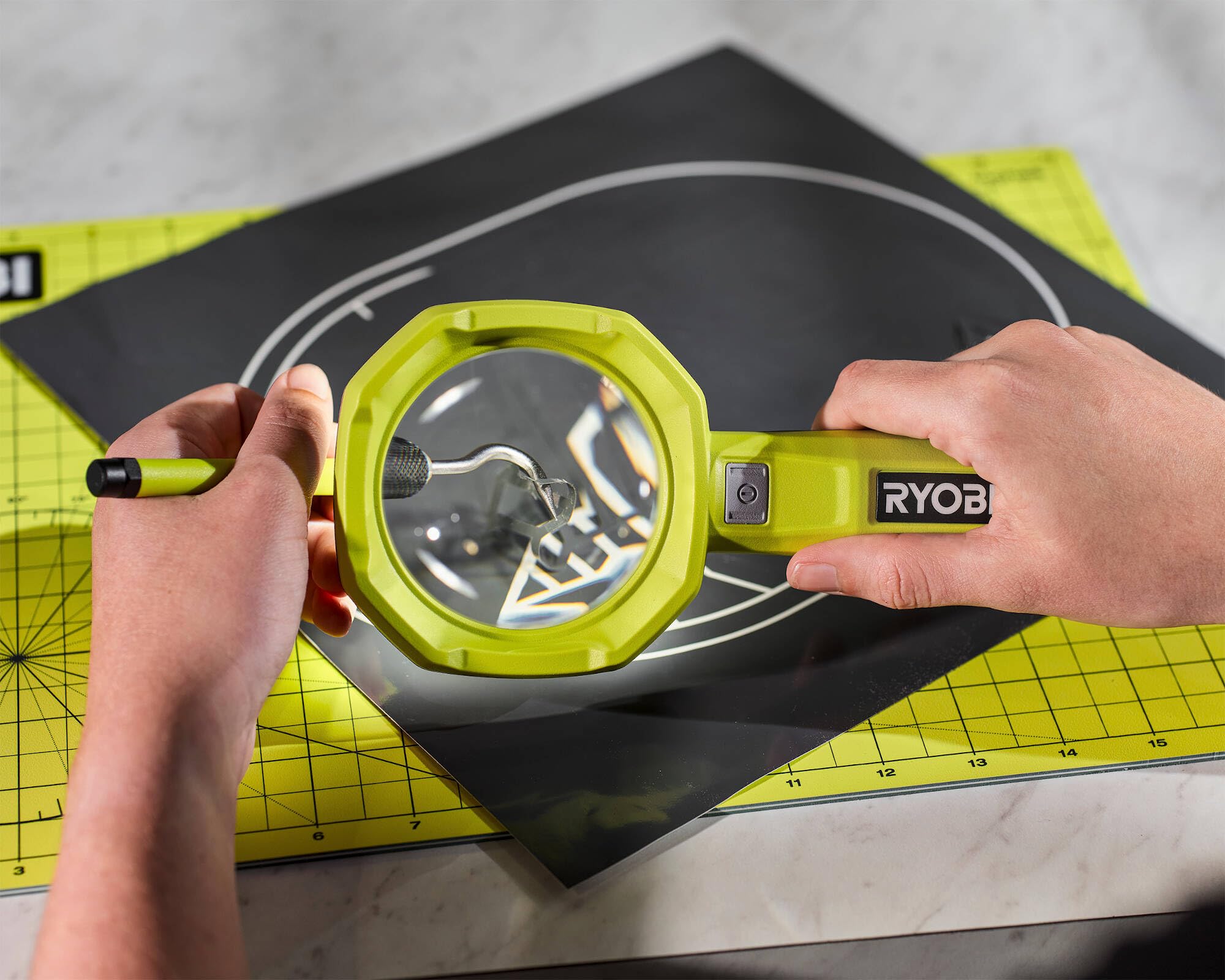 RYOBI - Lupa oświetlona 4V USB litowa - 2 intensywności: 60/200 lumenów - Powiększenie x 3 - W zestawie kabel USB-C i 1 akumulator 4V 2,0 Ah USB litowy - RML4-120G