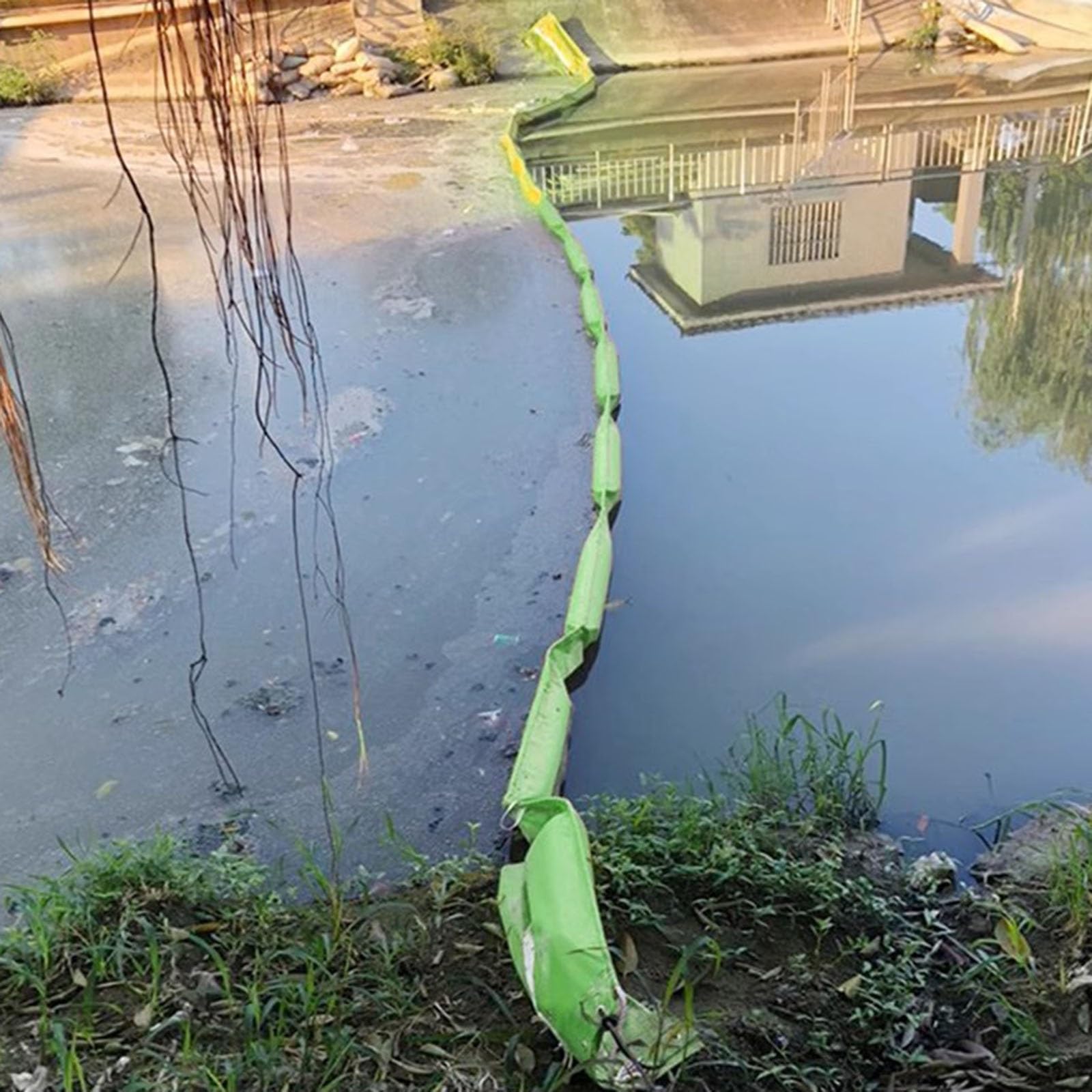 Clôture pétrolière en PVC de 10 à 30m pour barrière industrielle