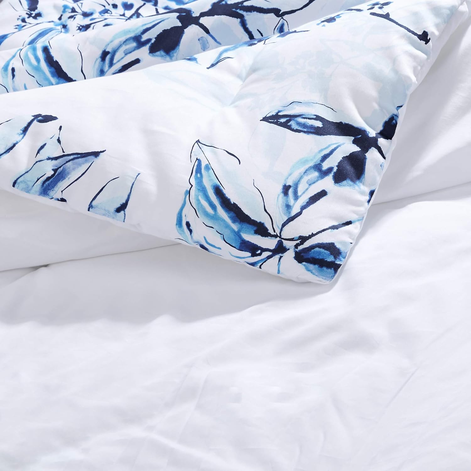 Amazon Basics All-Season Reversible Comforter Set - 100% Cotton Fabric with Microfiber Fill - Full/Queen, Blue Tropical Leaves