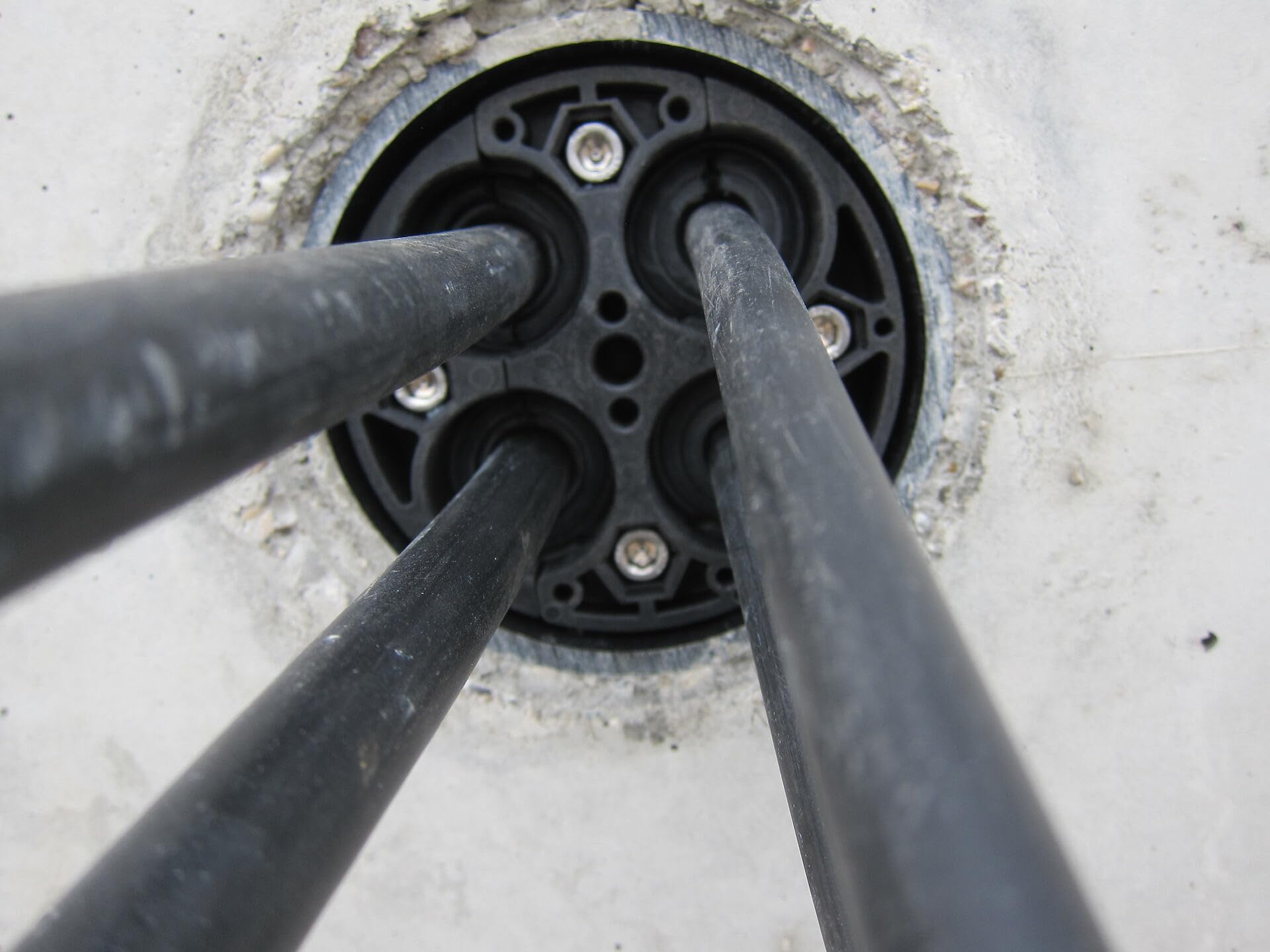 Ringraumdichtung mit Segmentringtechnik 100 mm, für 4x8-30 Kabel/Rohre, HRK100 SSG