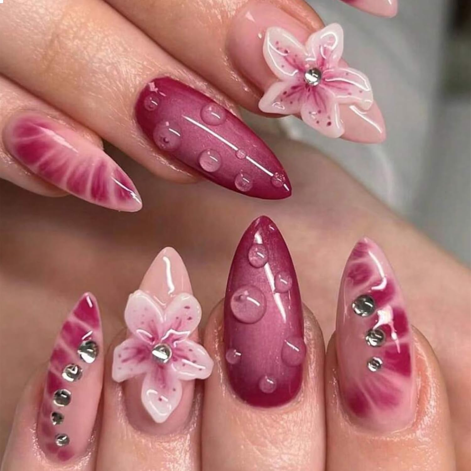 24 stuks Amandel Press-on Nagels Medium Valse Nagels Roze Rode Lijm op Nagels 3D Bloem Waterdrop Press ons met Ontwerp Stiletto Strass Acryl Nagels