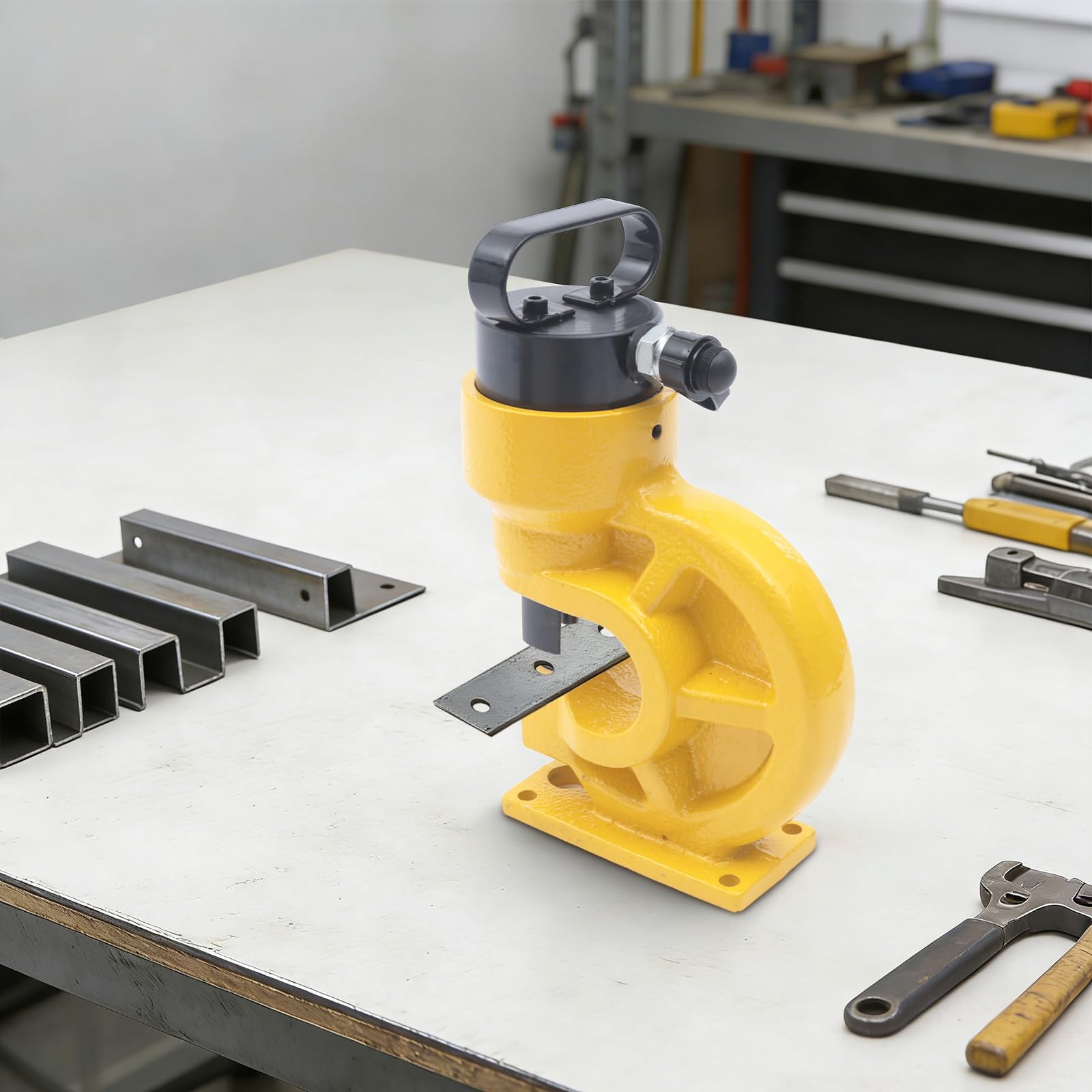 Perforatrice idraulica 31T, con 4 fustelle | Regolabile per fori di diverse dimensioni con 4 matrici e sporgenza di 95 mm per punzonare con precisione molti materiali.