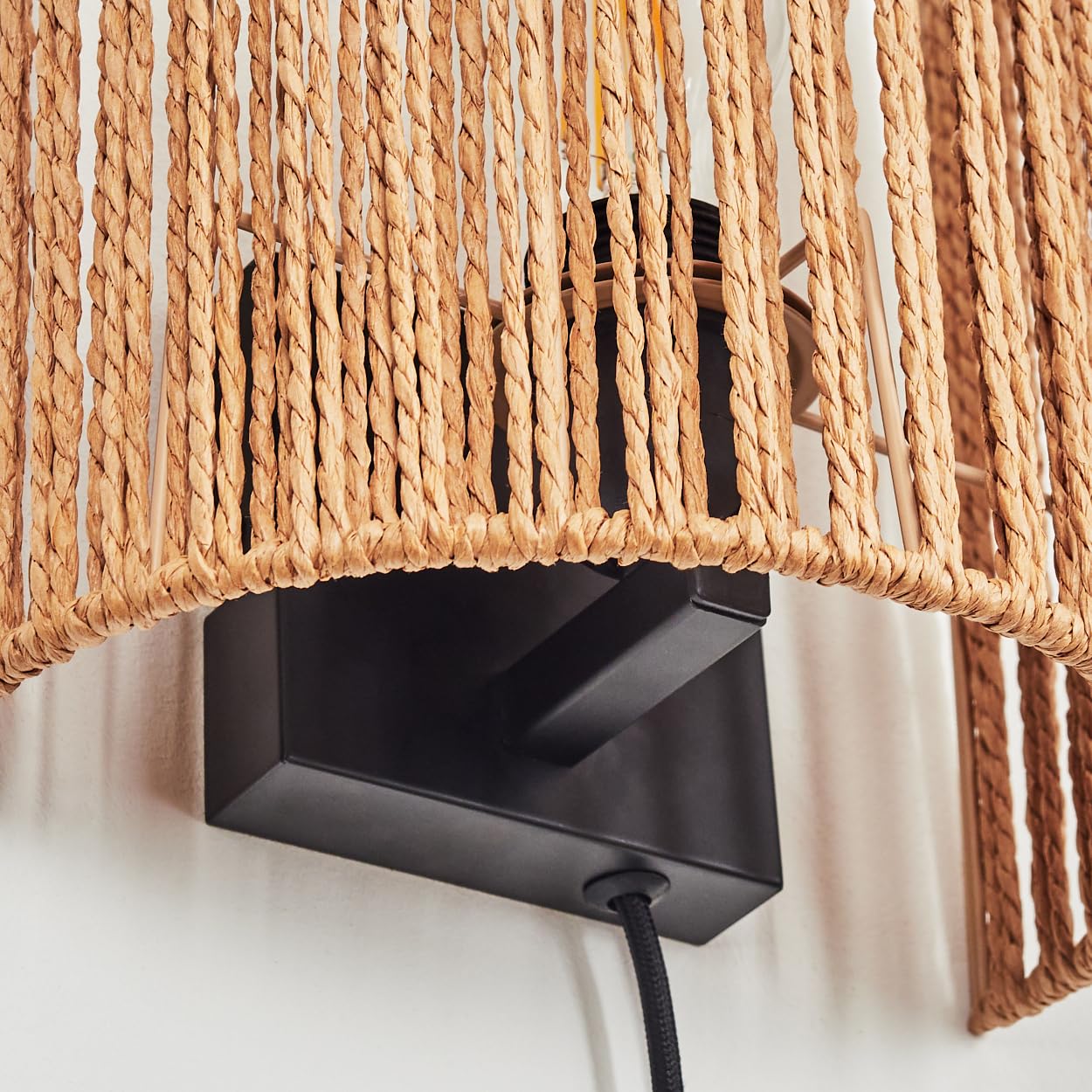 Wandleuchte Colmeal, Wandlampe aus Metall/Seil/Bast in Schwarz/Natur, Leuchte im Boho-Design, Wandleuchte mit Stecker und Schalter, abnehmbares Kabel, UP&Down Lichteffekt, 1x E27, ohne Leuchtmittel