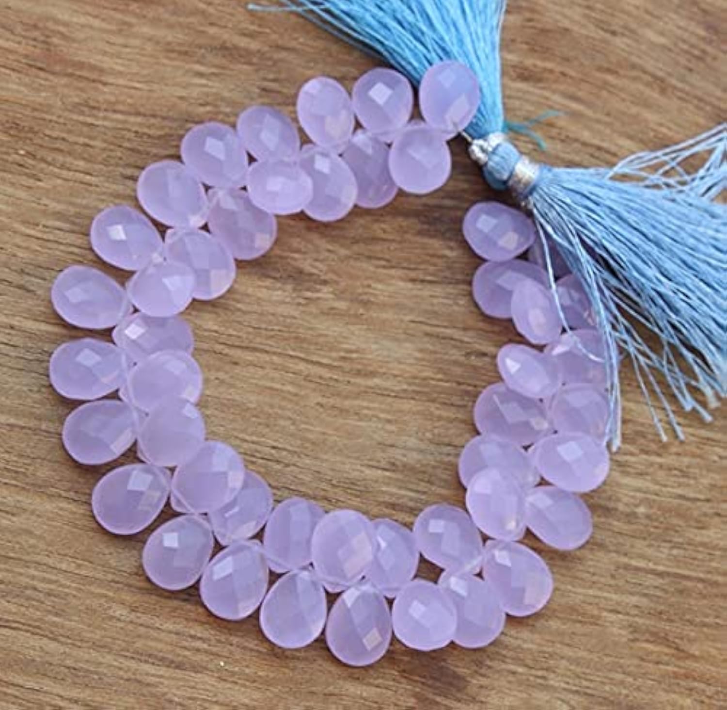 Chalcédoine violette naturelle briolette contre les perles ternes de création
