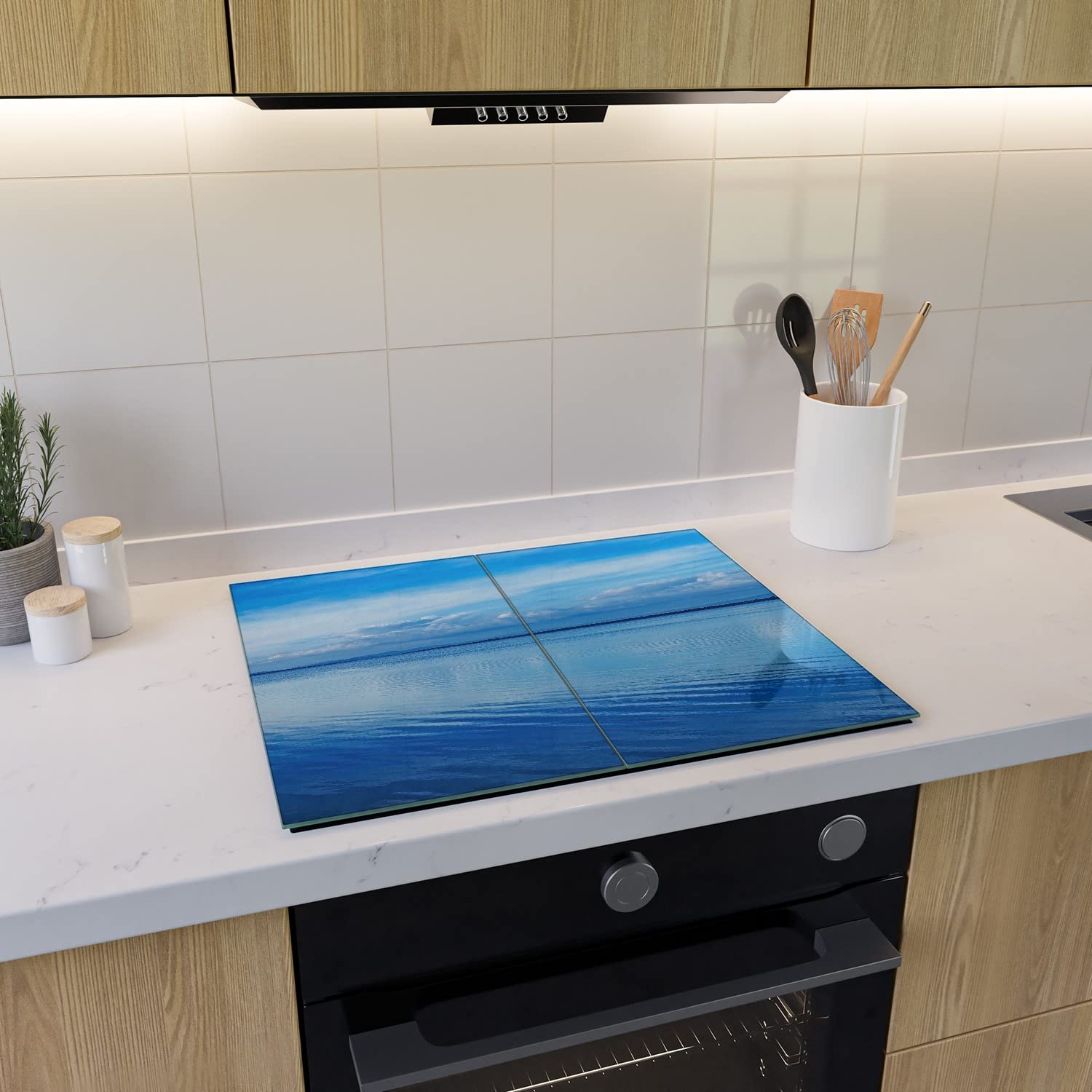 Wallario Herdabdeckplatte/Spritzschutz aus Glas, 2-teilig, 60x52cm mit 8mm hohen Füßen, für Ceran- und Induktionsherde, Blaue Meeresbucht in Italien mit Spiegelung im Wasser