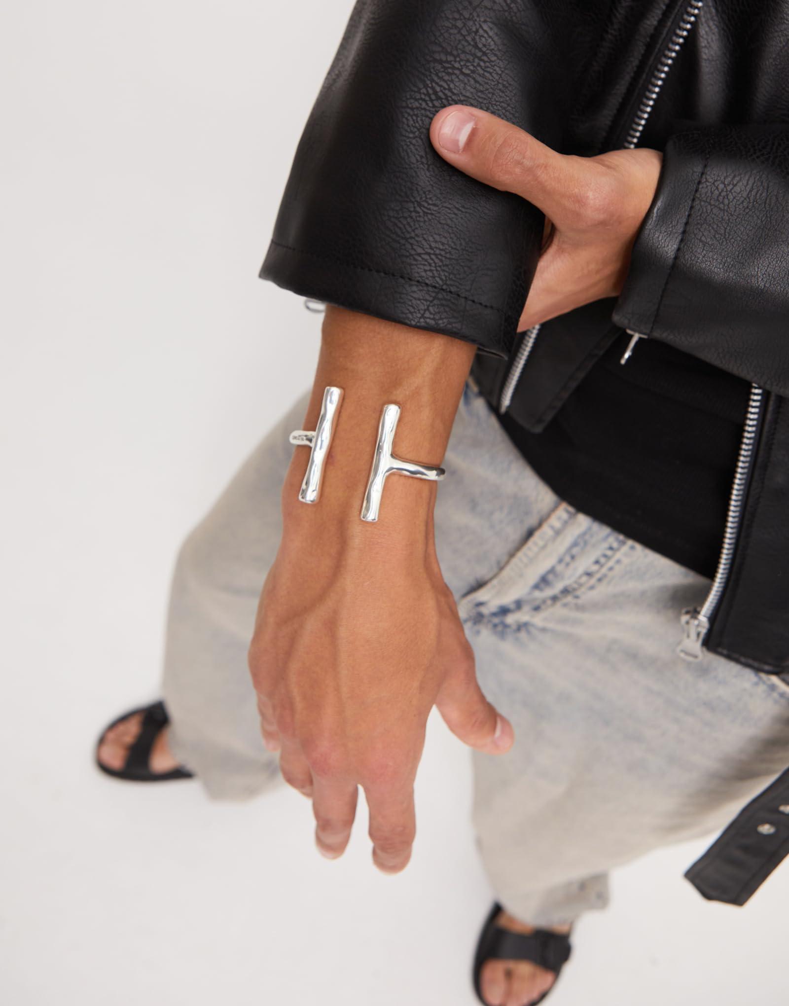 UNO DE 50 Bracciale RIGIDA DE ALEACIÓN DE METALES BAÑADA EN argento DE LEY Y DOS TUBOS LARGOS EN EXTREMOS- Min. Perímetro: 17,5