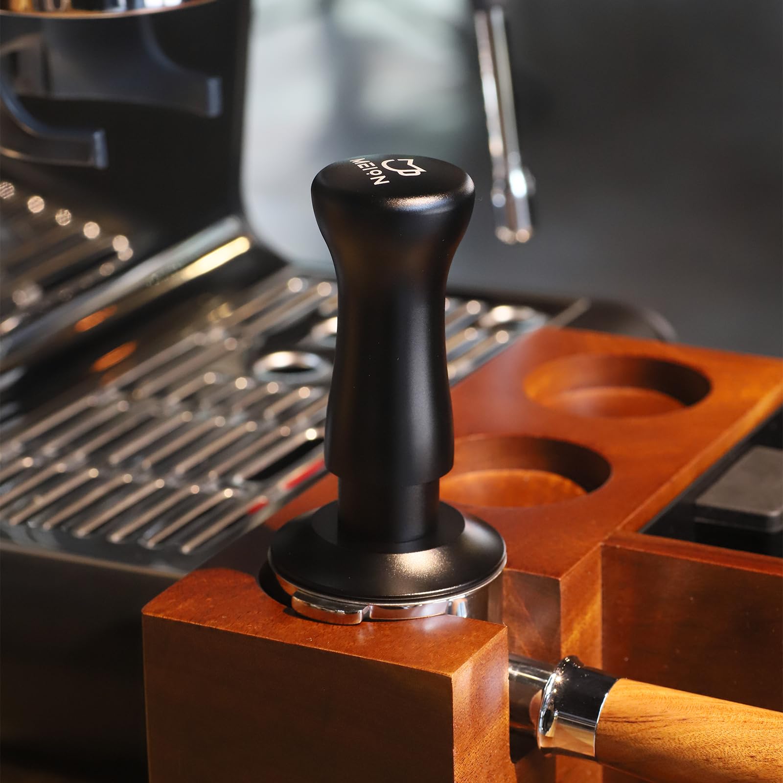 MEION Apisador de café de 58,5 mm, calibrado de doble resorte con base de acero inoxidable, viene con almohadilla de almacenamiento de aluminio (58,5 mm, negro)