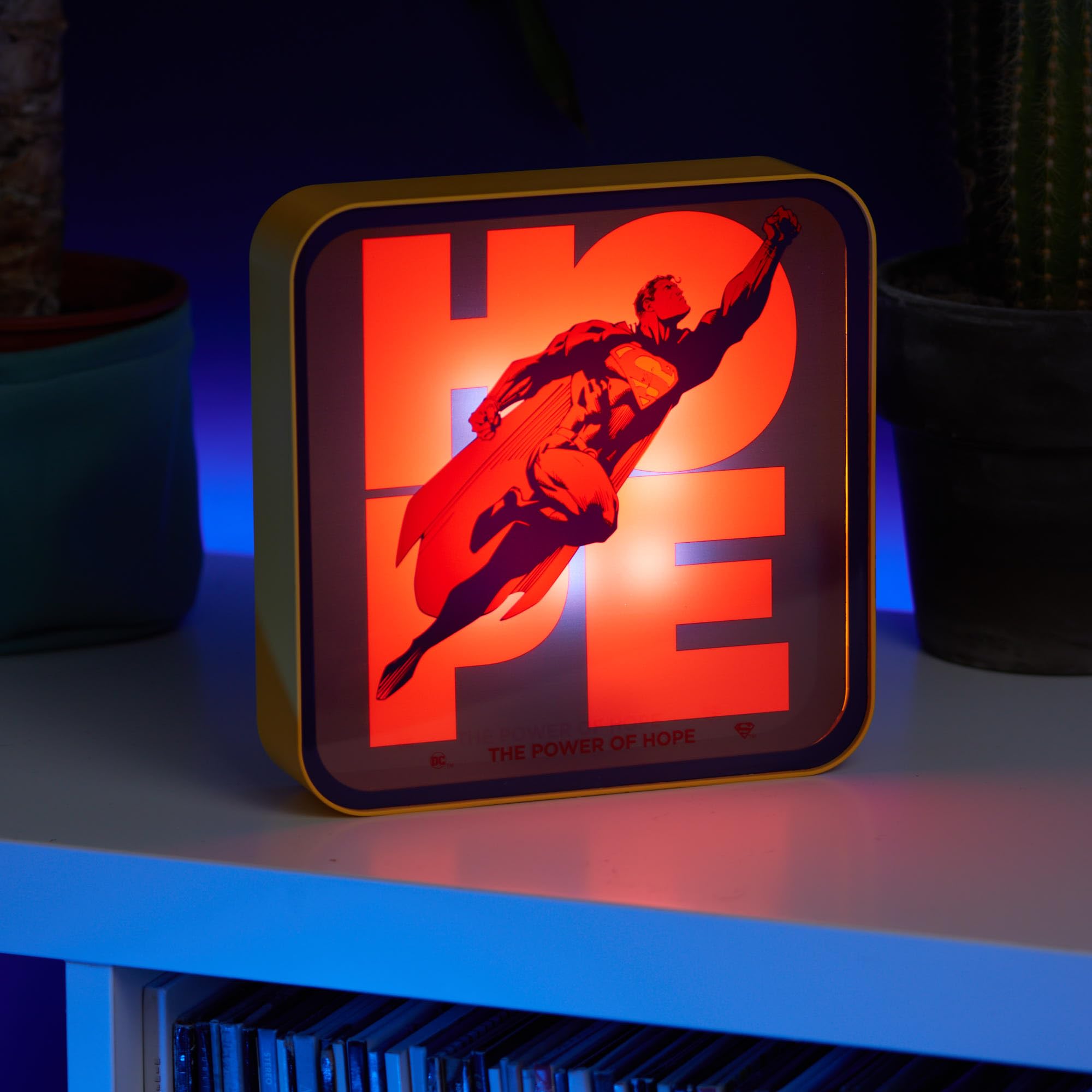 【新品・未使用】LEDアクリルパネル スーパーマンロゴ Amazon.com: Numskull Official Superman 2025 Acrylic Logo Desk Lamp