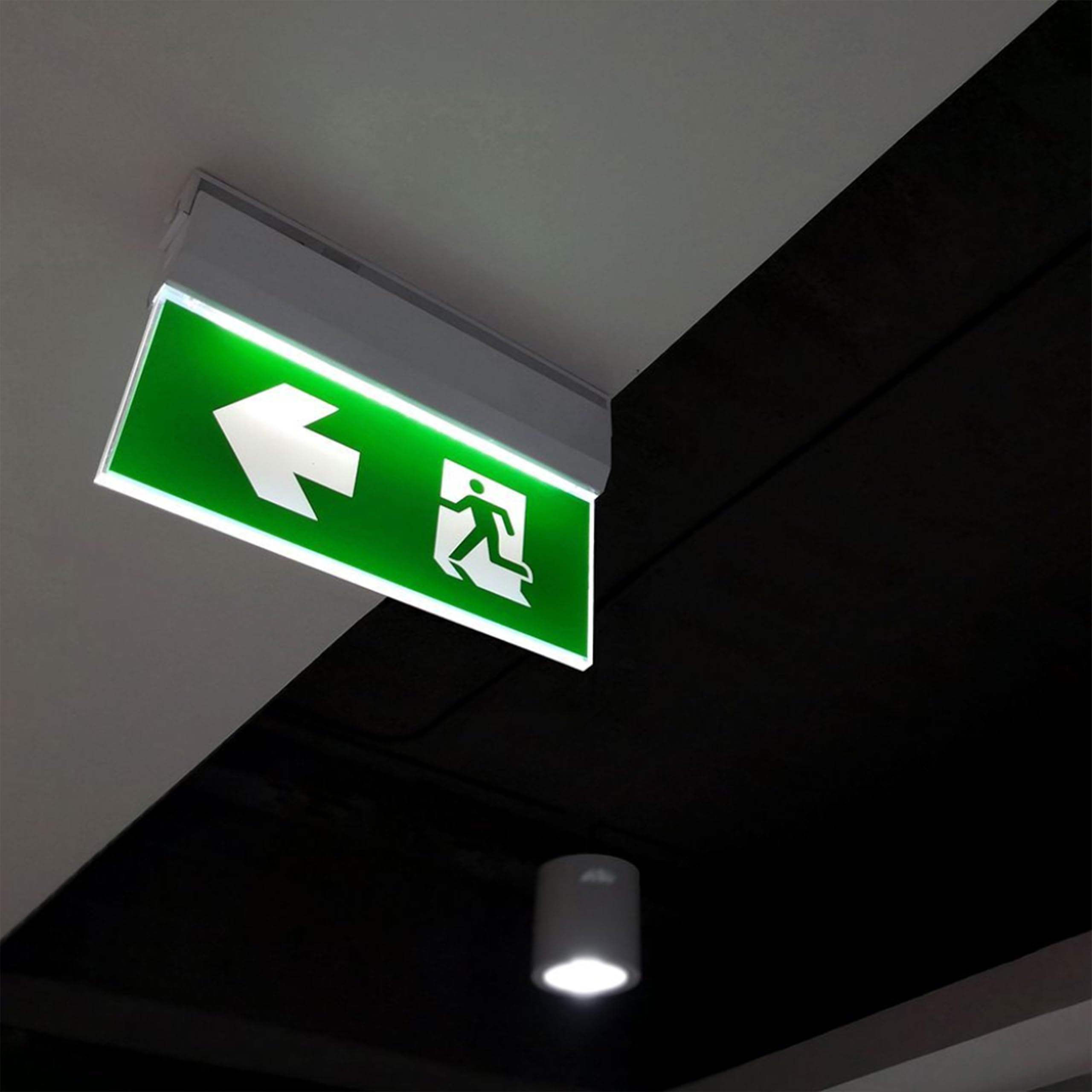 V-TAC Lampada LED Uscita di Emergenza 4 in 1 per Soffitto e Parete - Visibile da 30 Metri - Pulsante di Autotest - Luce LED Uscita di Emergenza e Via di Fuga - Exit - 4 Segnalazioni Incluse - 6000K
