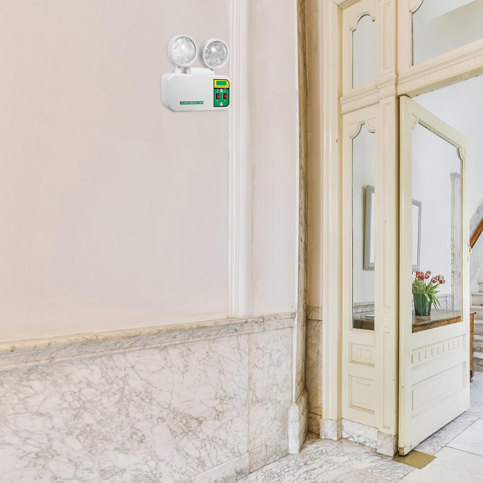 TOPBATHY Lampada di Emergenza LED a Doppia Testa da Parete Bianca | Plastica, Testa Regolabile e Batteria di Backup, per Corridoi e Vie di Evacuazione in Hotel e Cinema
